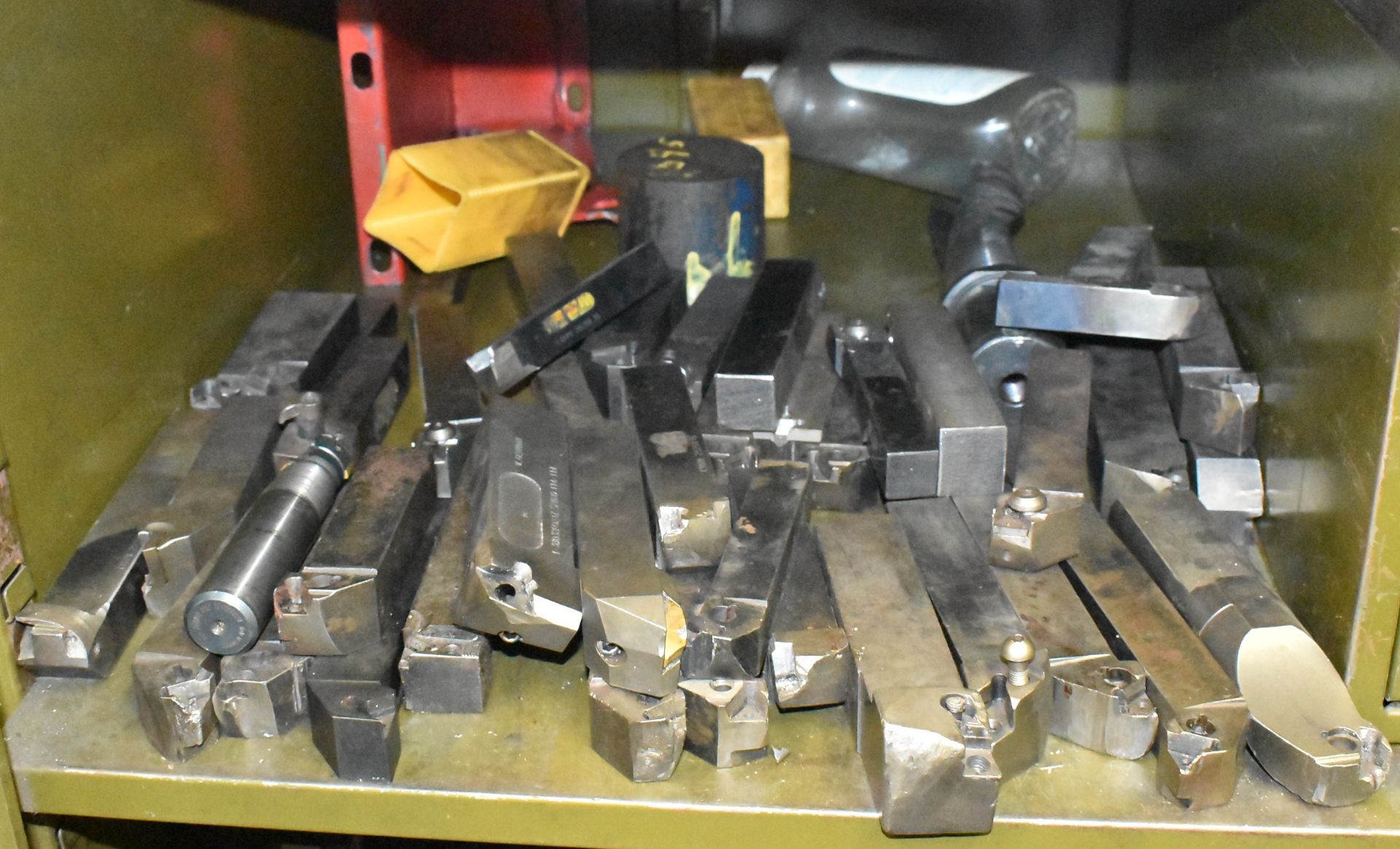 LOT/ CONTENTS OF CABINET - HSS AND CARBIDE INSERT LATHE CUTTERS AND BORING BARS, CARBIDE INSERT FACE - Image 2 of 3