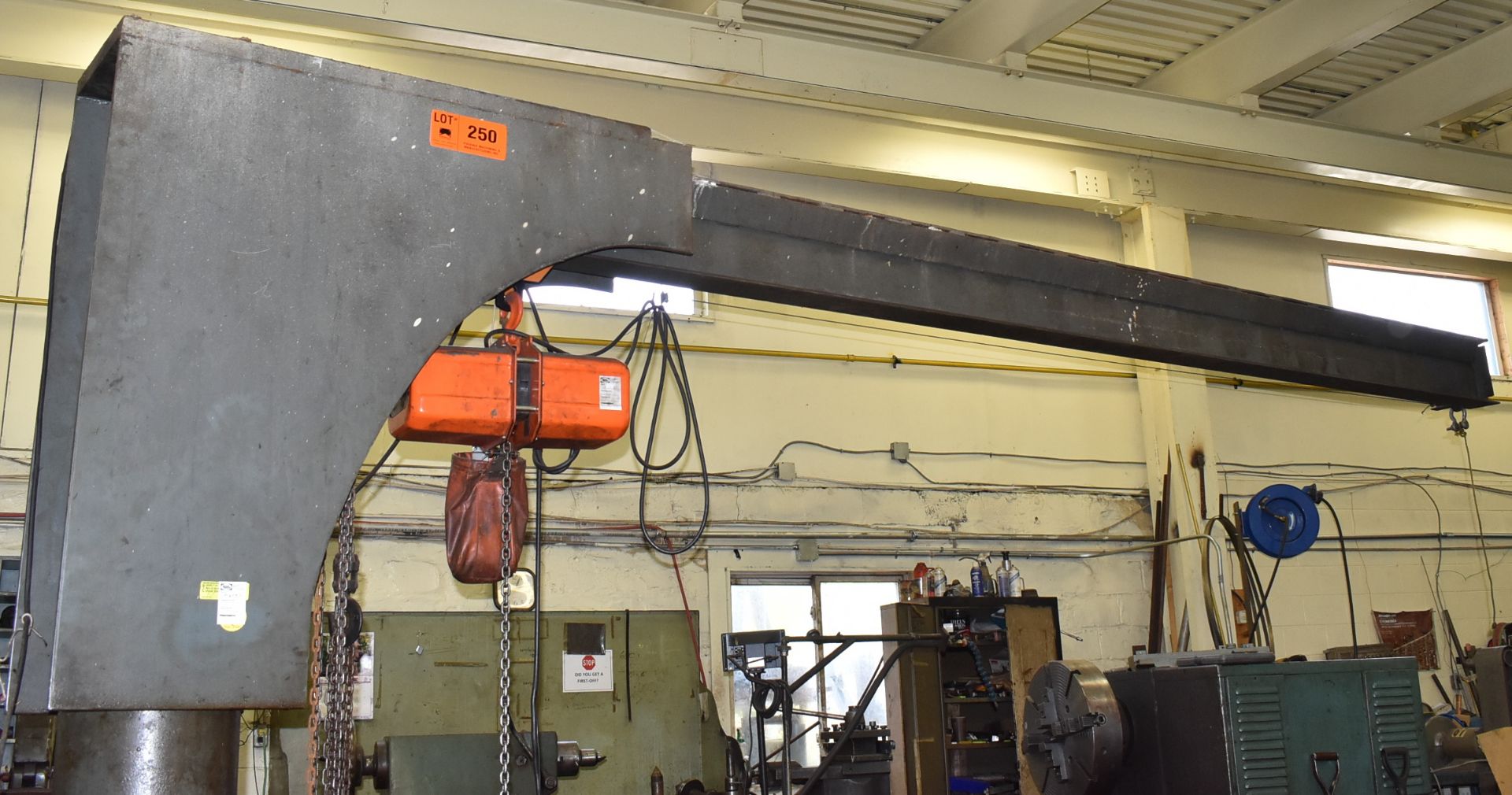 MFG. UNKNOWN FREE STANDING JIB ARM WITH NICH 500 KG (1/2 TON) CAPACITY ELECTRIC HOIST, MANUAL
