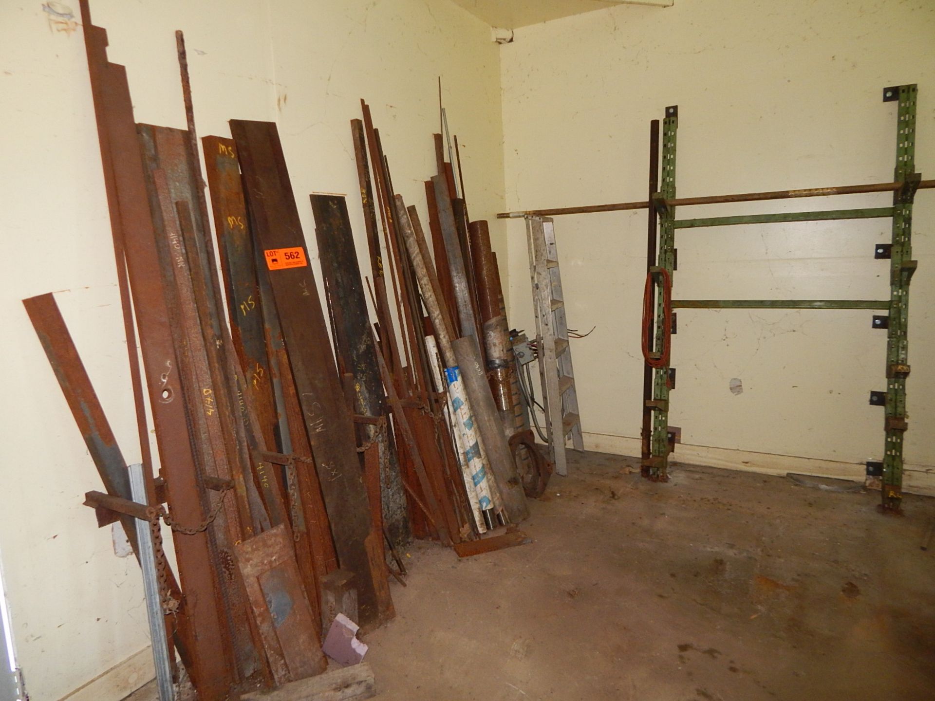 LOT/ SURPLUS MATERIAL WITH RACK