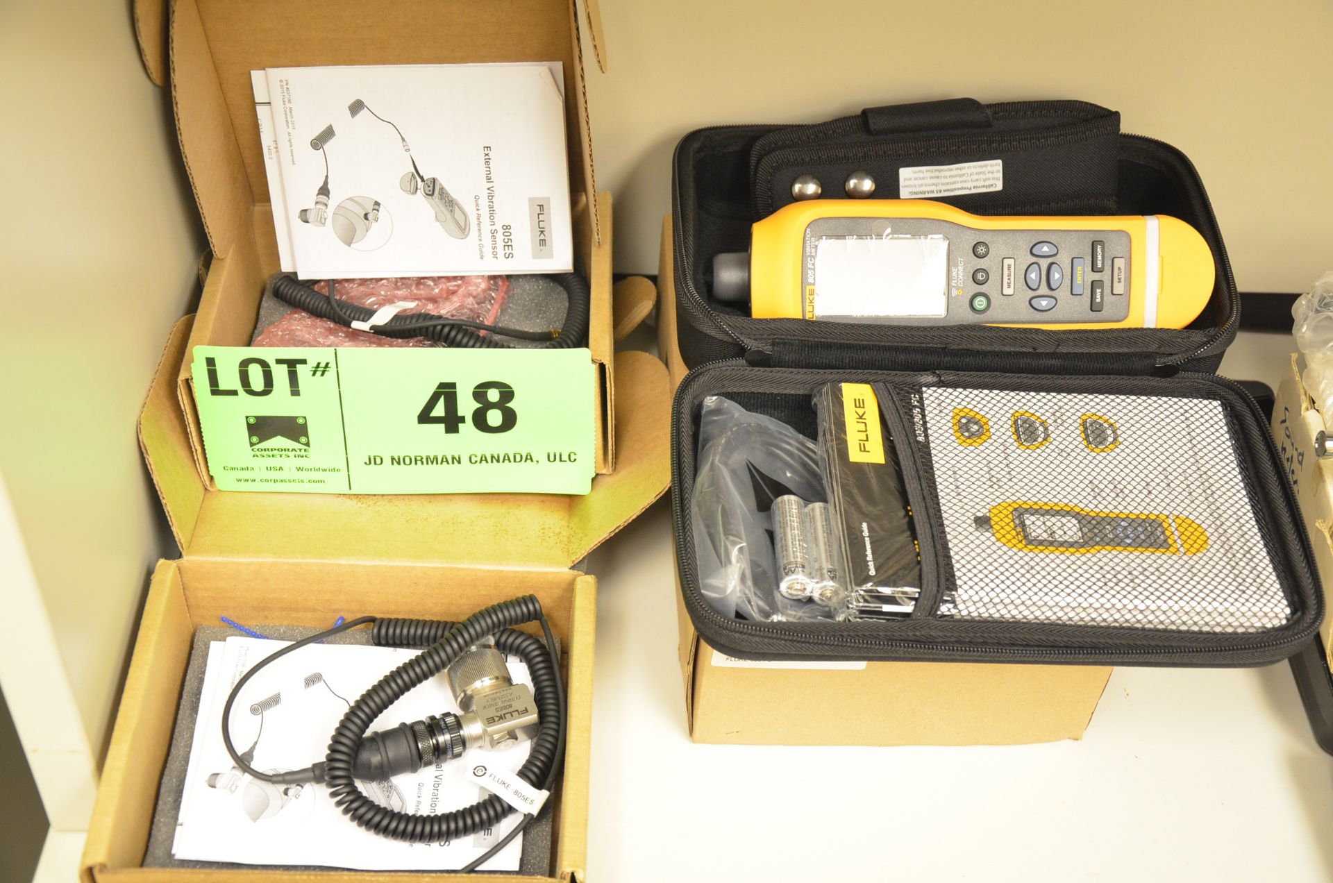 FLUKE 805 FC DIGITAL HANDHELD VIBRATION METER WITH CASE AND (2) FLUKE 805ES EXTERNAL VIBRATION