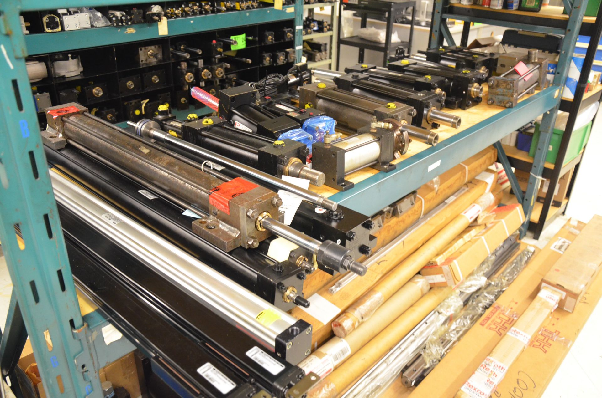 LOT/ CONTENTS OF SHELF - HYDRAULIC AND PNEUMATIC CYLINDERS - Image 4 of 4