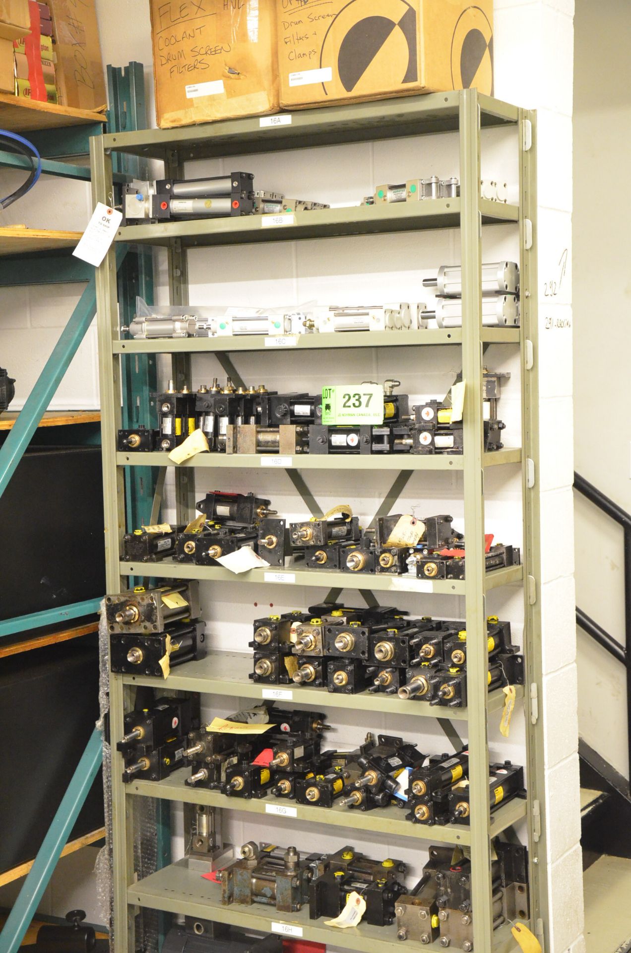 LOT/ HYDRAULIC AND PNEUMATIC CYLINDERS WITH STEEL SHELF - Image 2 of 5