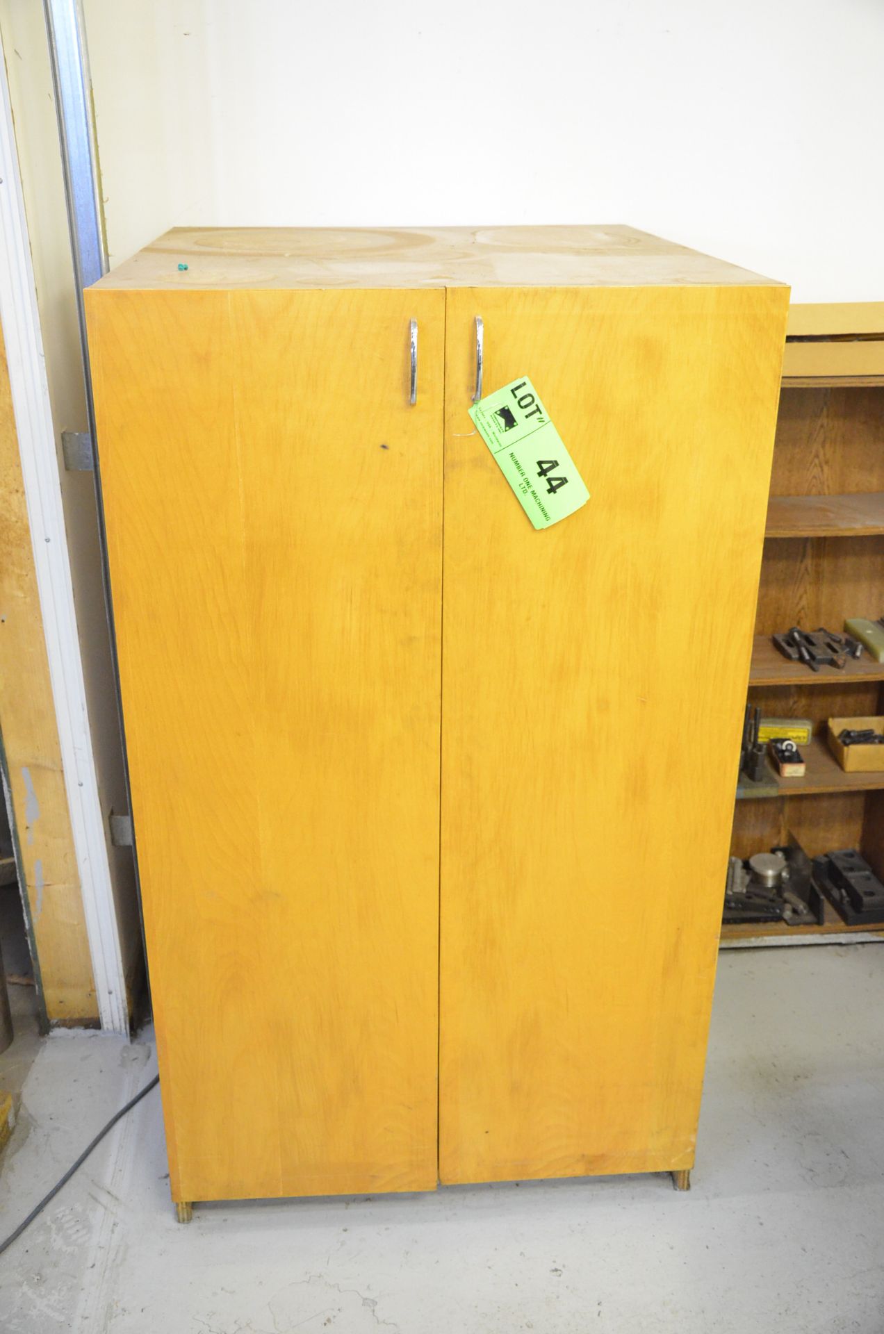 LOT/ CMM M.T. FIXTURE CABINET