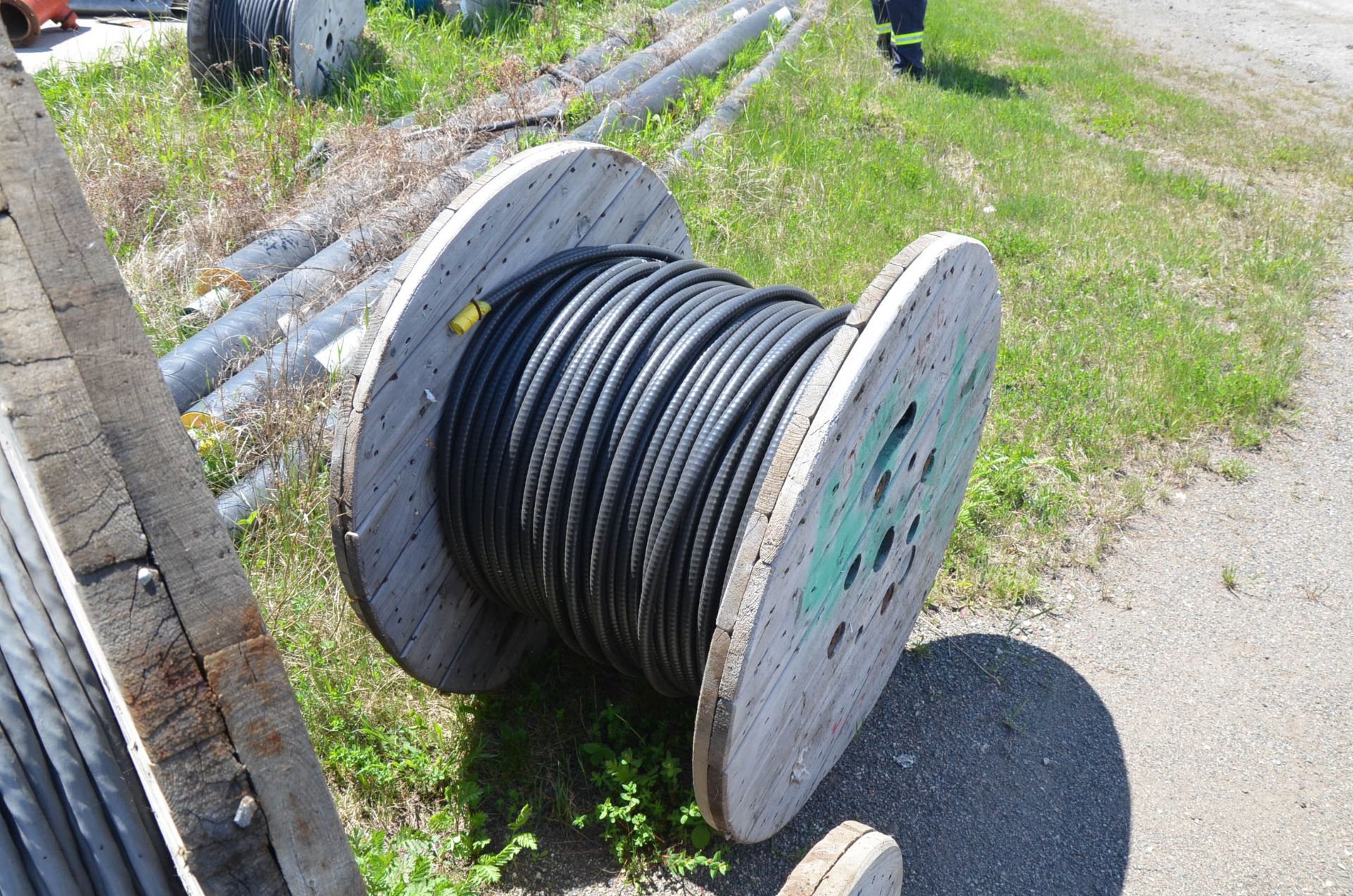 LOT/ LARGE LOT OF CONTROL CABLE AND WIRE [RIGGING FEE FOR LOT #39 - $475 USD PLUS APPLICABLE TAXES] - Image 9 of 24