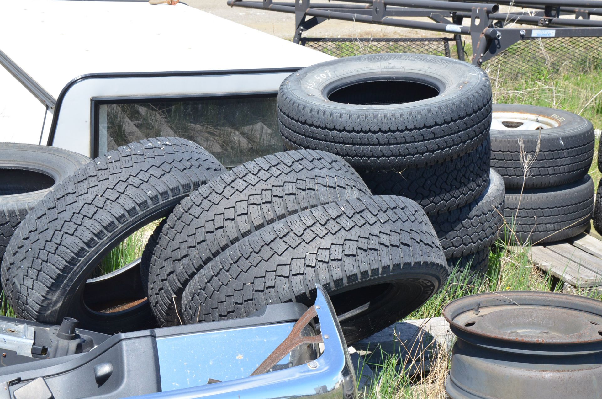 LOT/ REAR BUMPERS, SPARE TIRE AND WHEELS - Image 3 of 7