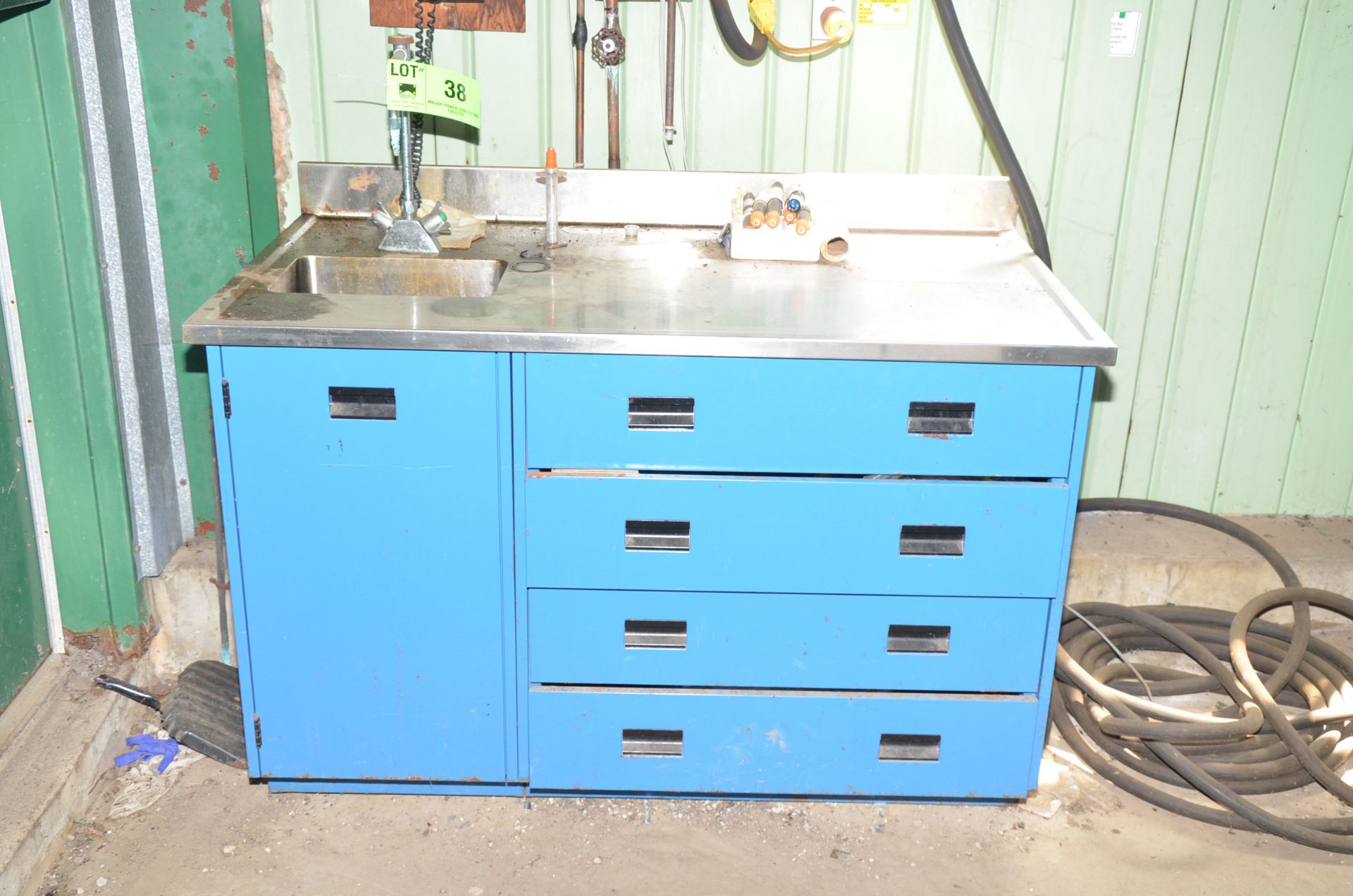 LOT/ STAINLESS STEEL LAB BENCH WITH SINGLE BASIN SINK [RIGGING FEE FOR LOT #38 - $25 USD PLUS