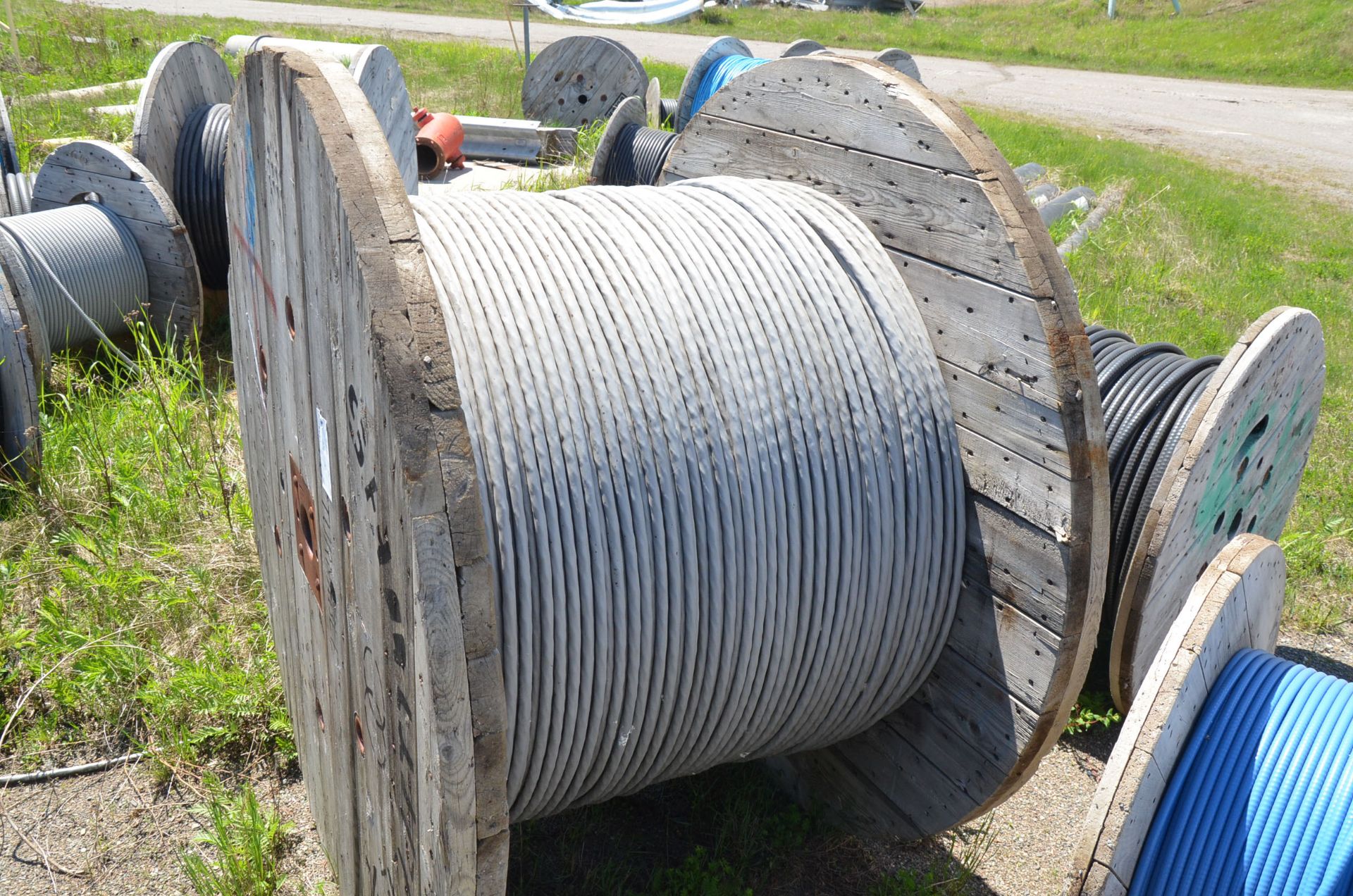 LOT/ LARGE LOT OF CONTROL CABLE AND WIRE [RIGGING FEE FOR LOT #39 - $475 USD PLUS APPLICABLE TAXES] - Image 4 of 24