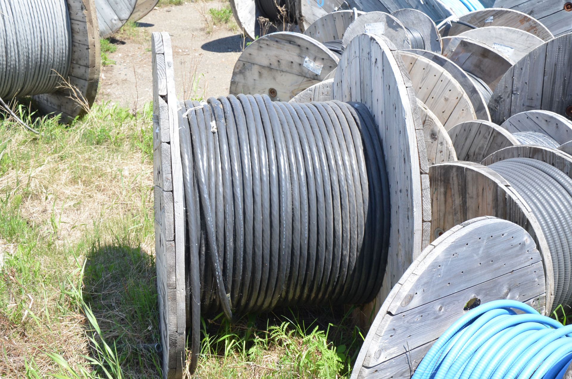 LOT/ LARGE LOT OF CONTROL CABLE AND WIRE [RIGGING FEE FOR LOT #39 - $475 USD PLUS APPLICABLE TAXES] - Image 15 of 24