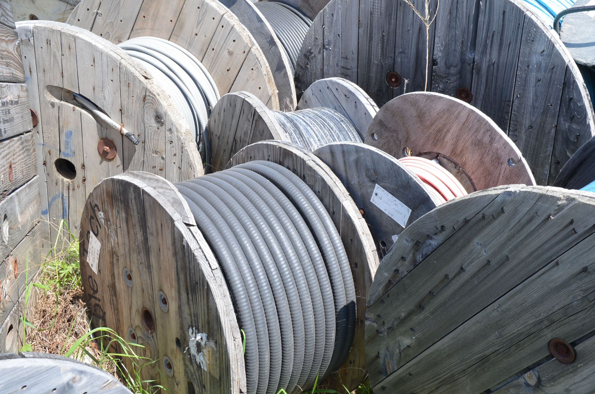 LOT/ LARGE LOT OF CONTROL CABLE AND WIRE [RIGGING FEE FOR LOT #39 - $475 USD PLUS APPLICABLE TAXES] - Image 16 of 24