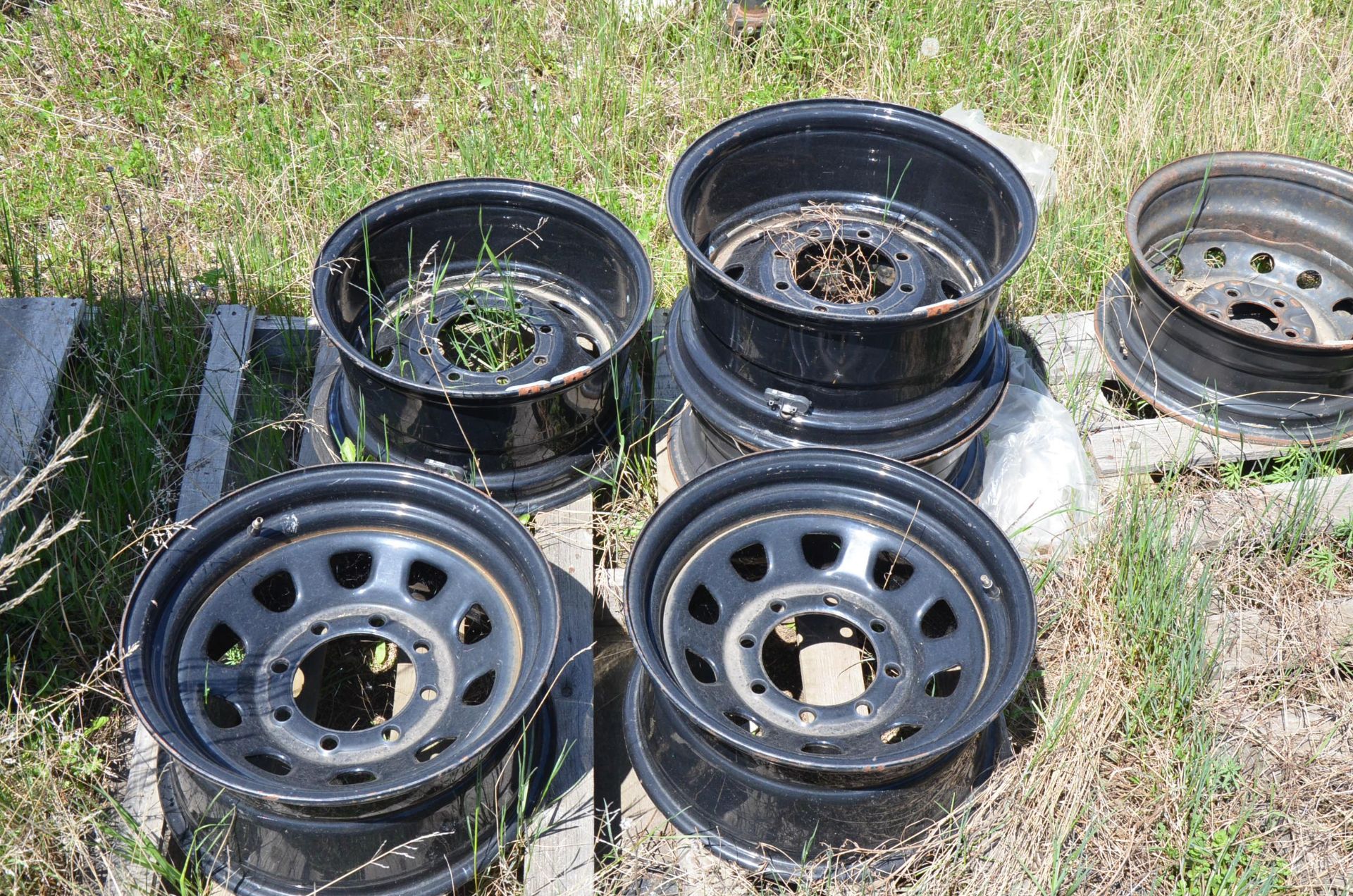 LOT/ REAR BUMPERS, SPARE TIRE AND WHEELS - Image 6 of 7