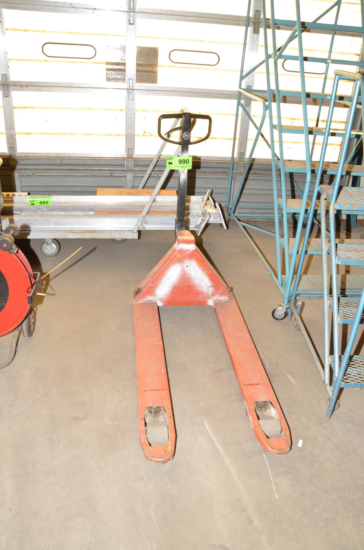 HYDRAULIC PALLET JACK [RIGGING FEE FOR LOT #990 - $25 USD PLUS APPLICABLE TAXES]