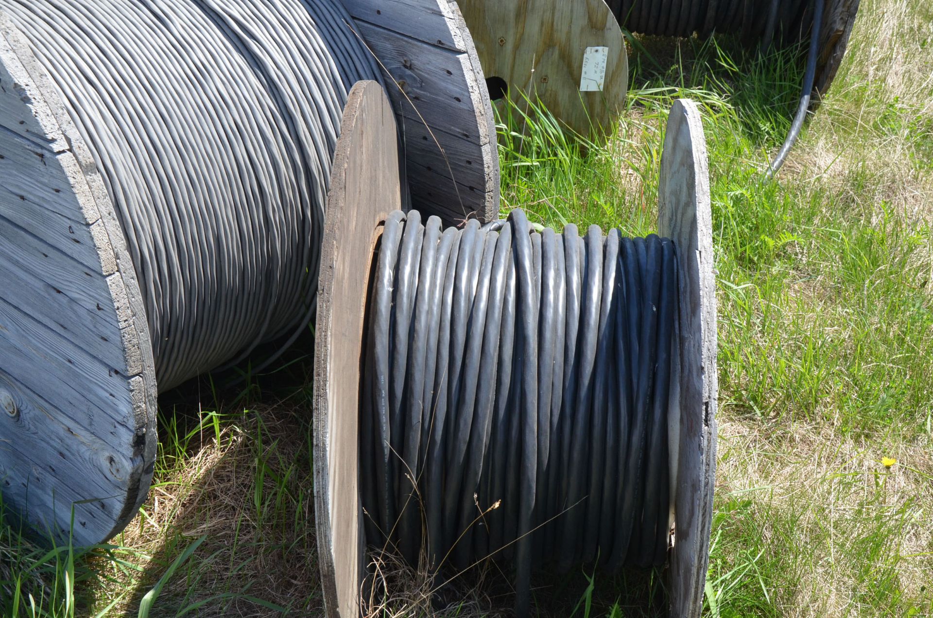 LOT/ LARGE LOT OF CONTROL CABLE AND WIRE [RIGGING FEE FOR LOT #39 - $475 USD PLUS APPLICABLE TAXES] - Image 12 of 24