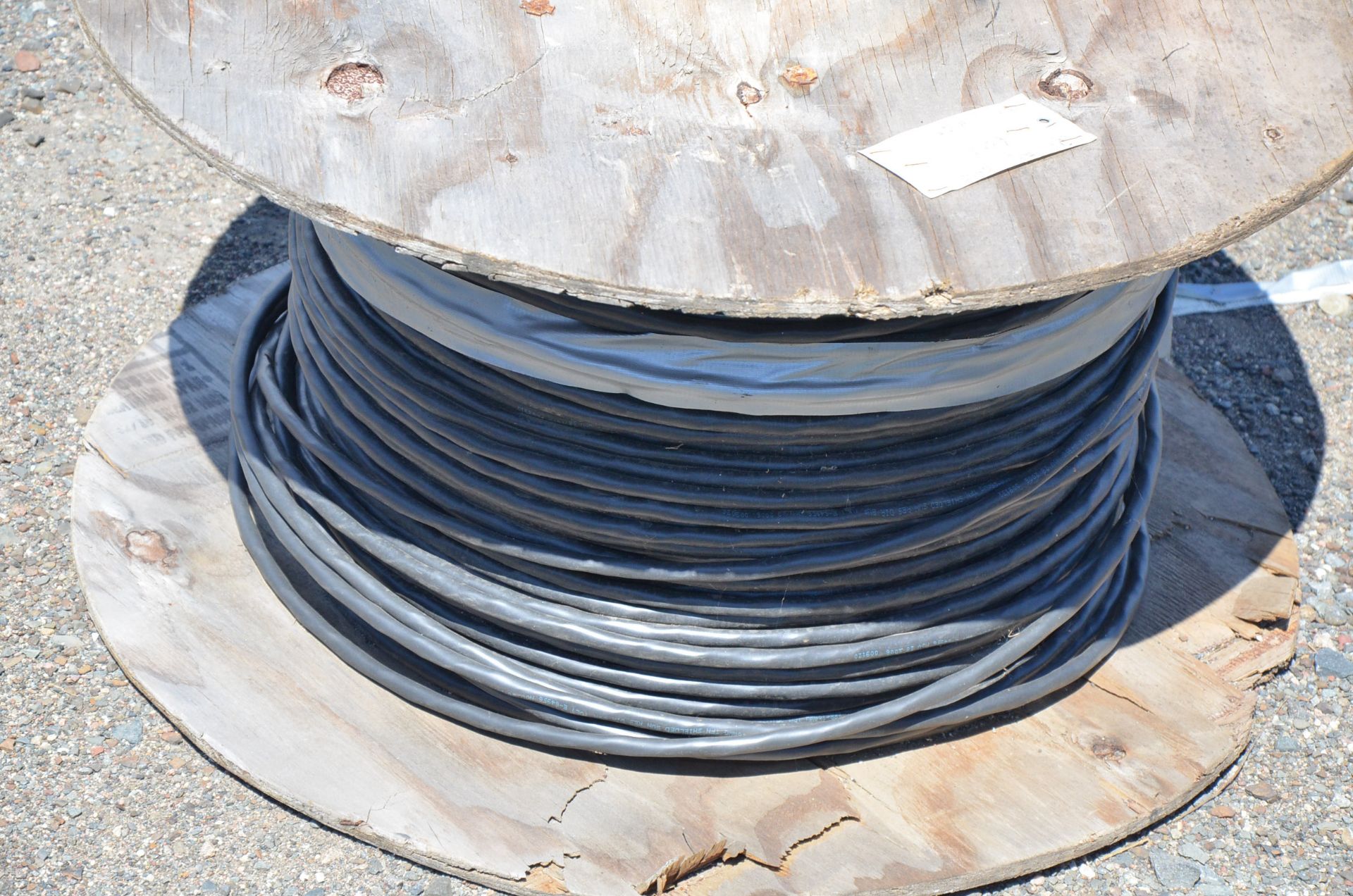 LOT/ LARGE LOT OF CONTROL CABLE AND WIRE [RIGGING FEE FOR LOT #39 - $475 USD PLUS APPLICABLE TAXES] - Image 6 of 24