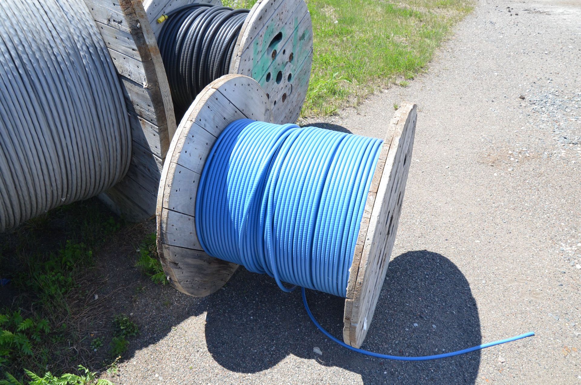 LOT/ LARGE LOT OF CONTROL CABLE AND WIRE [RIGGING FEE FOR LOT #39 - $475 USD PLUS APPLICABLE TAXES] - Image 8 of 24