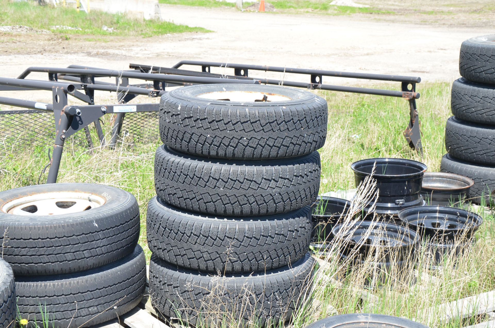 LOT/ REAR BUMPERS, SPARE TIRE AND WHEELS - Image 4 of 7