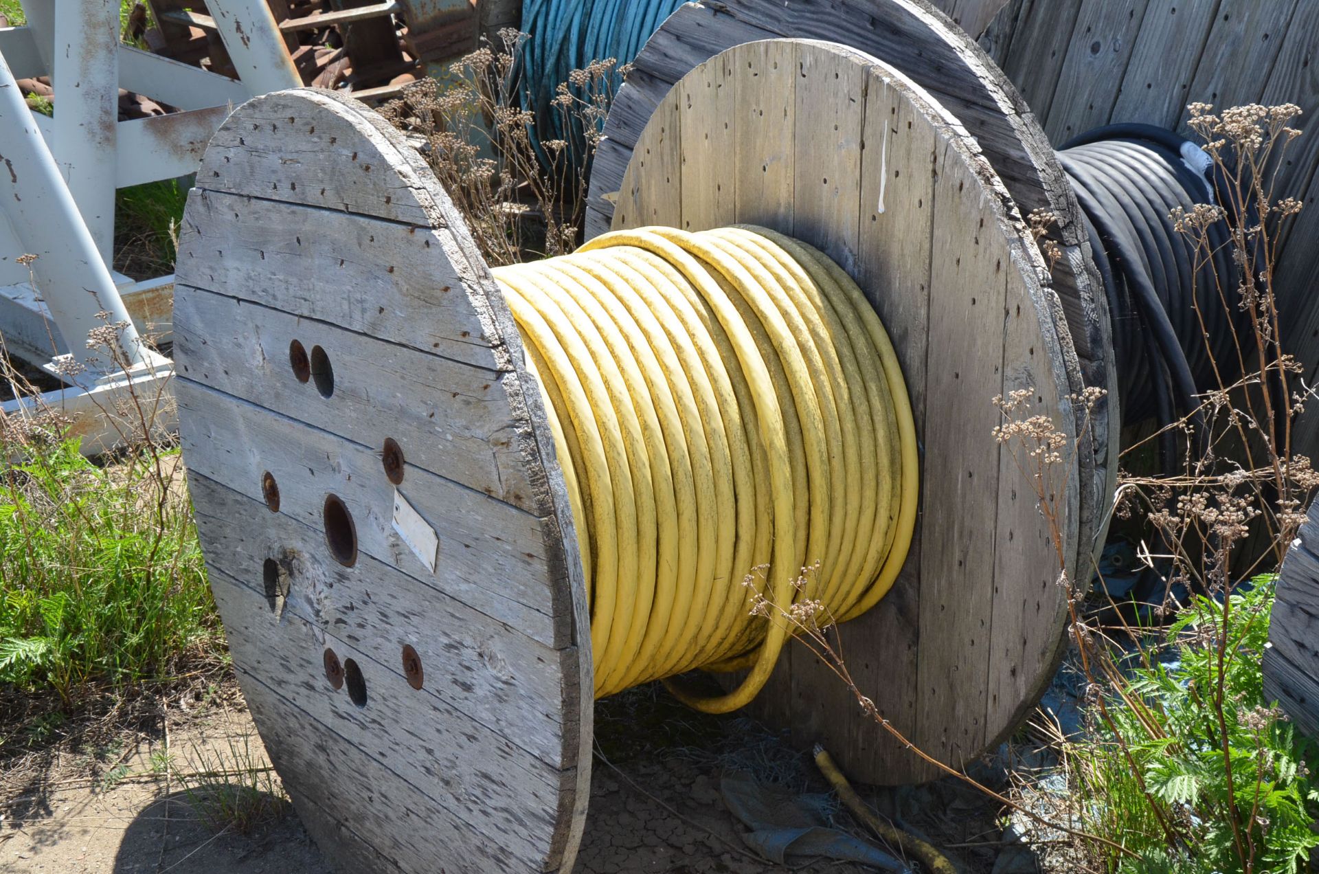 LOT/ LARGE LOT OF CONTROL CABLE AND WIRE [RIGGING FEE FOR LOT #39 - $475 USD PLUS APPLICABLE TAXES] - Image 22 of 24