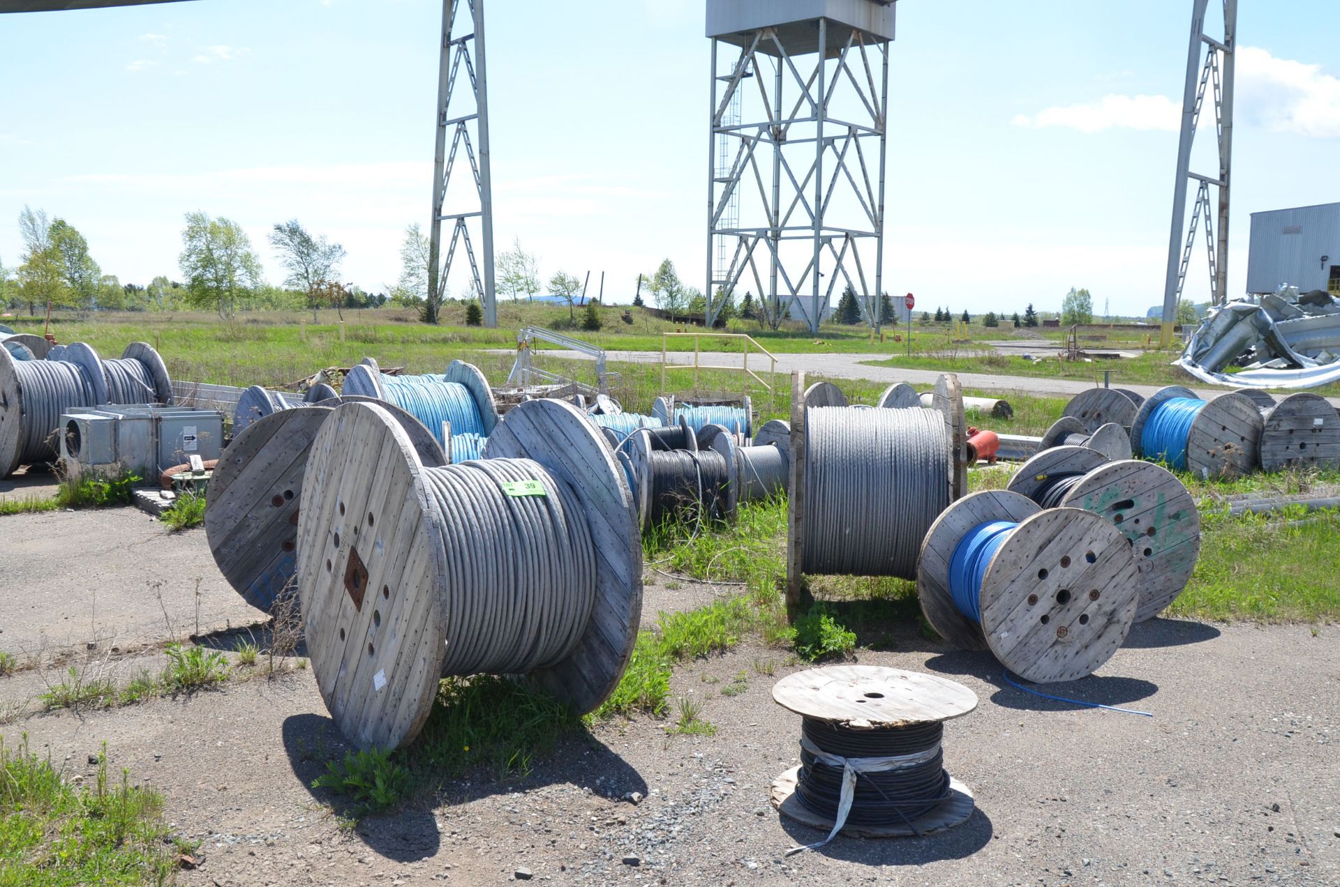 LOT/ LARGE LOT OF CONTROL CABLE AND WIRE [RIGGING FEE FOR LOT #39 - $475 USD PLUS APPLICABLE TAXES]