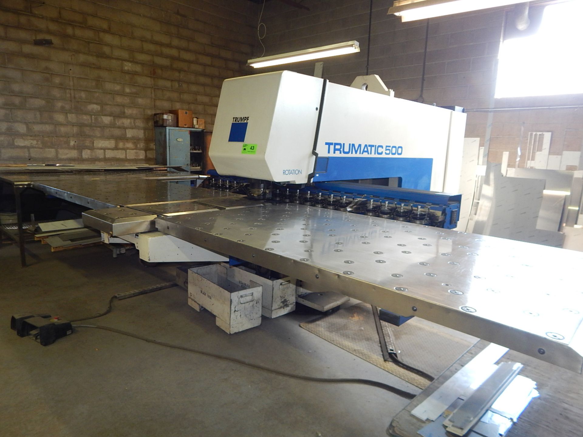 TRUMPF TRUMATIC 500 CNC PUNCH PRESS WITH 22.5 TON MAX PUNCH CAPACITY, 20 STATION TOOL HOLDER, 98" - Image 4 of 5