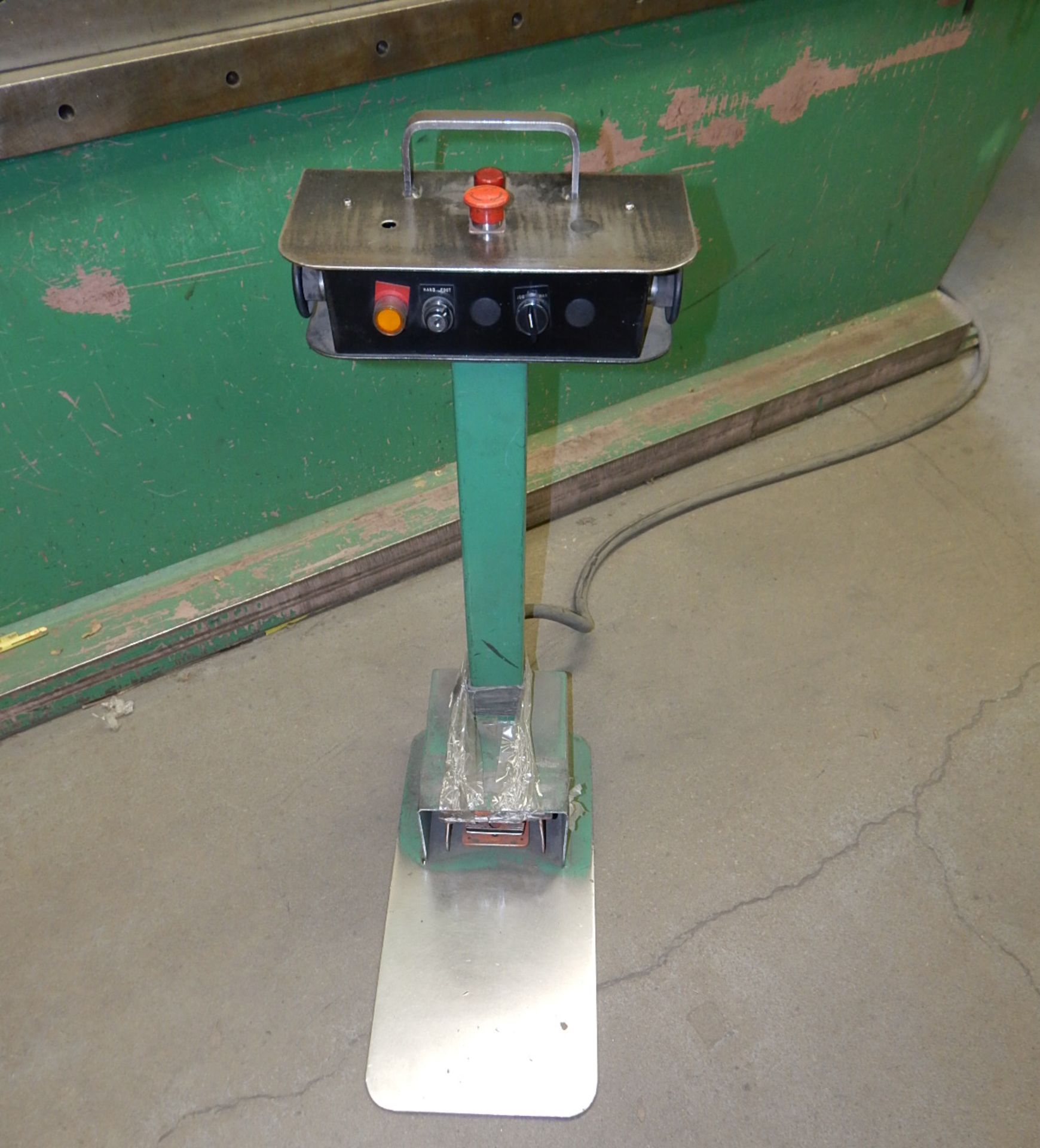 ACCURPRESS 713014 14' HYDRAULIC 130 TON BRAKE PRESS WITH BACK GAUGE 3/16" TO 1" GA. CAPACITY S/N: - Image 4 of 9