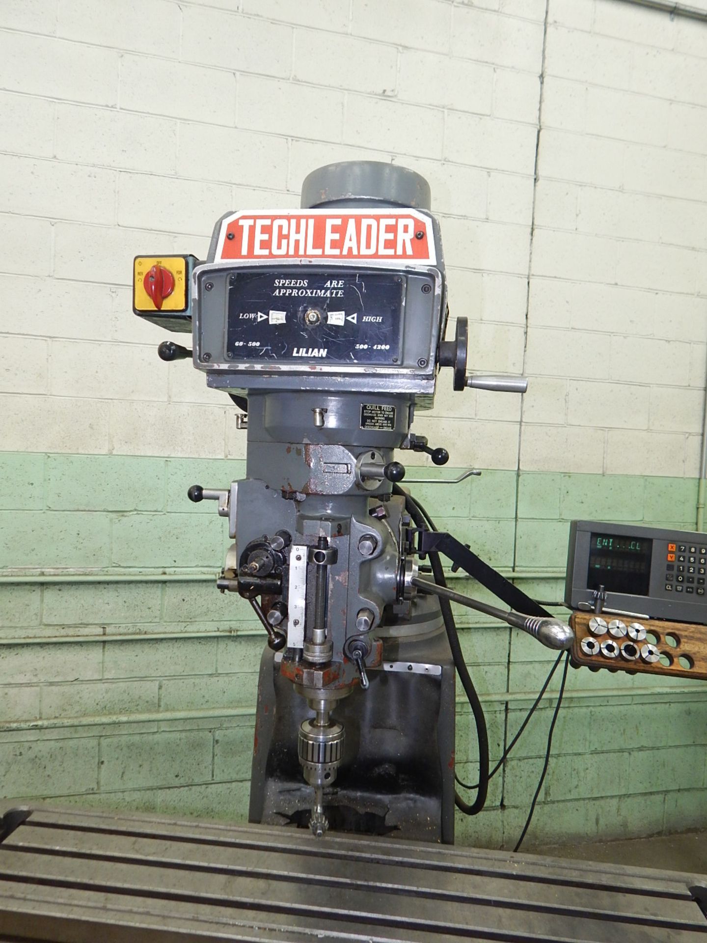 TECH LEADER (1995) 3VHR TURRET MILL WITH HEIDENHAIN 2 AXIS DRO, 10" X 50" T-SLOT TABLE, SPEEDS TO - Image 4 of 5