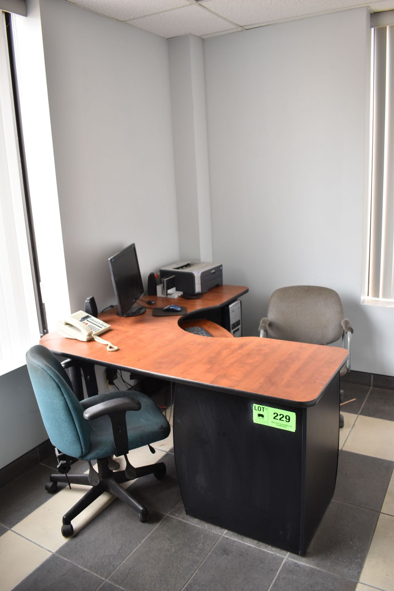 LOT/ CONTENTS OF OFFICE CONSISTING OF (2) CHAIRS, L-SHAPED DESK, AND SHELVING UNIT (FURNITURE