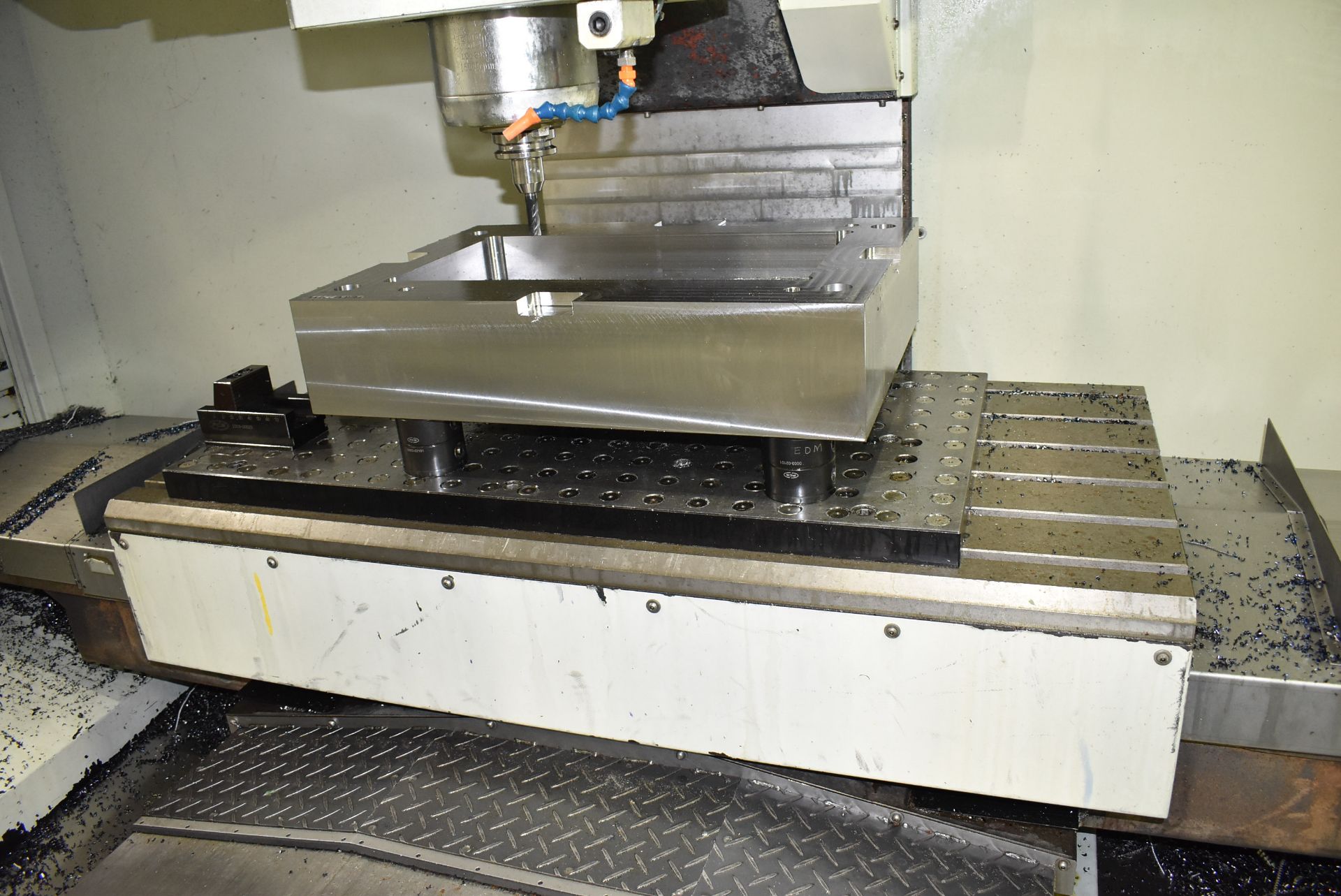 FIRST (2008) V-43, CNC HIGH SPEED VERTICAL MACHINING CENTER WITH FANUC SERIES 18I-MB CNC CONTROL, - Image 6 of 15