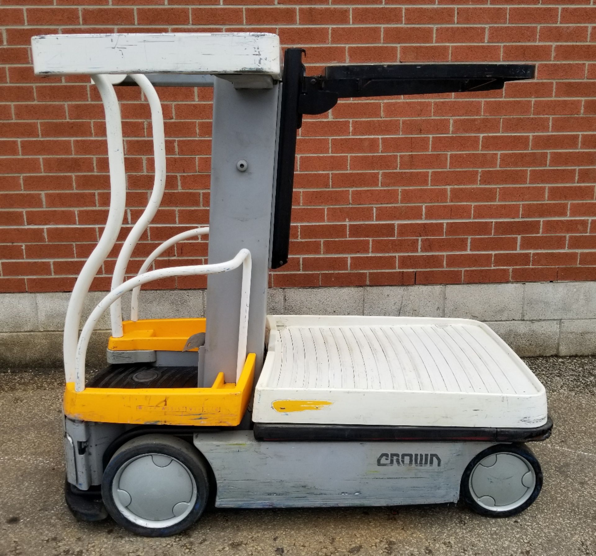 CROWN (2008) WAV50-118 24V ELECTRIC ORDER PICKER WITH 550 LB. CAPACITY, 118" MAX. LIFT HEIGHT,