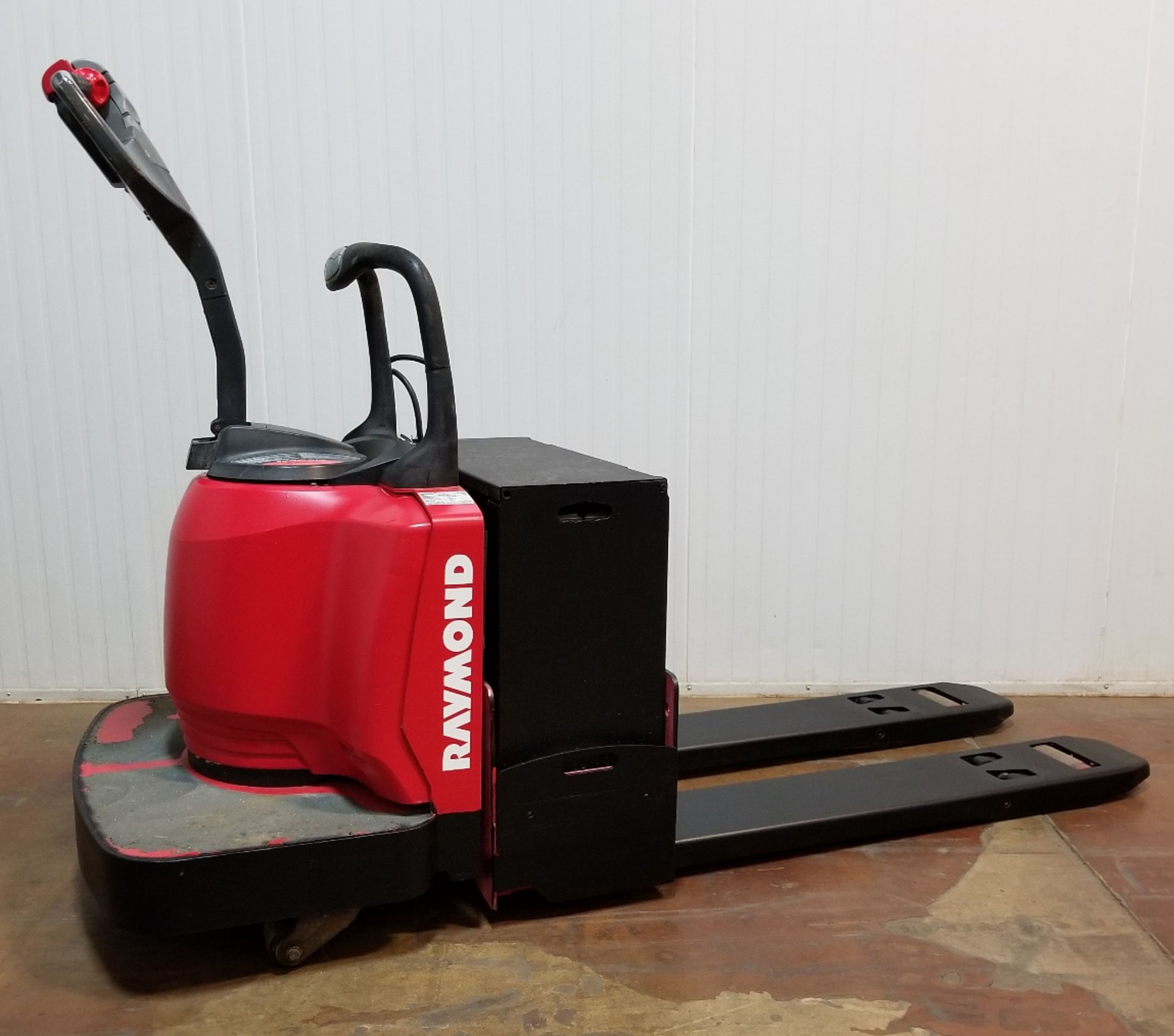 RAYMOND (2006) 8400 FRE60L 24V RIDE-ON ELECTRIC PALLET JACK WITH 6000 LB. CAPACITY, 3736 HRS (