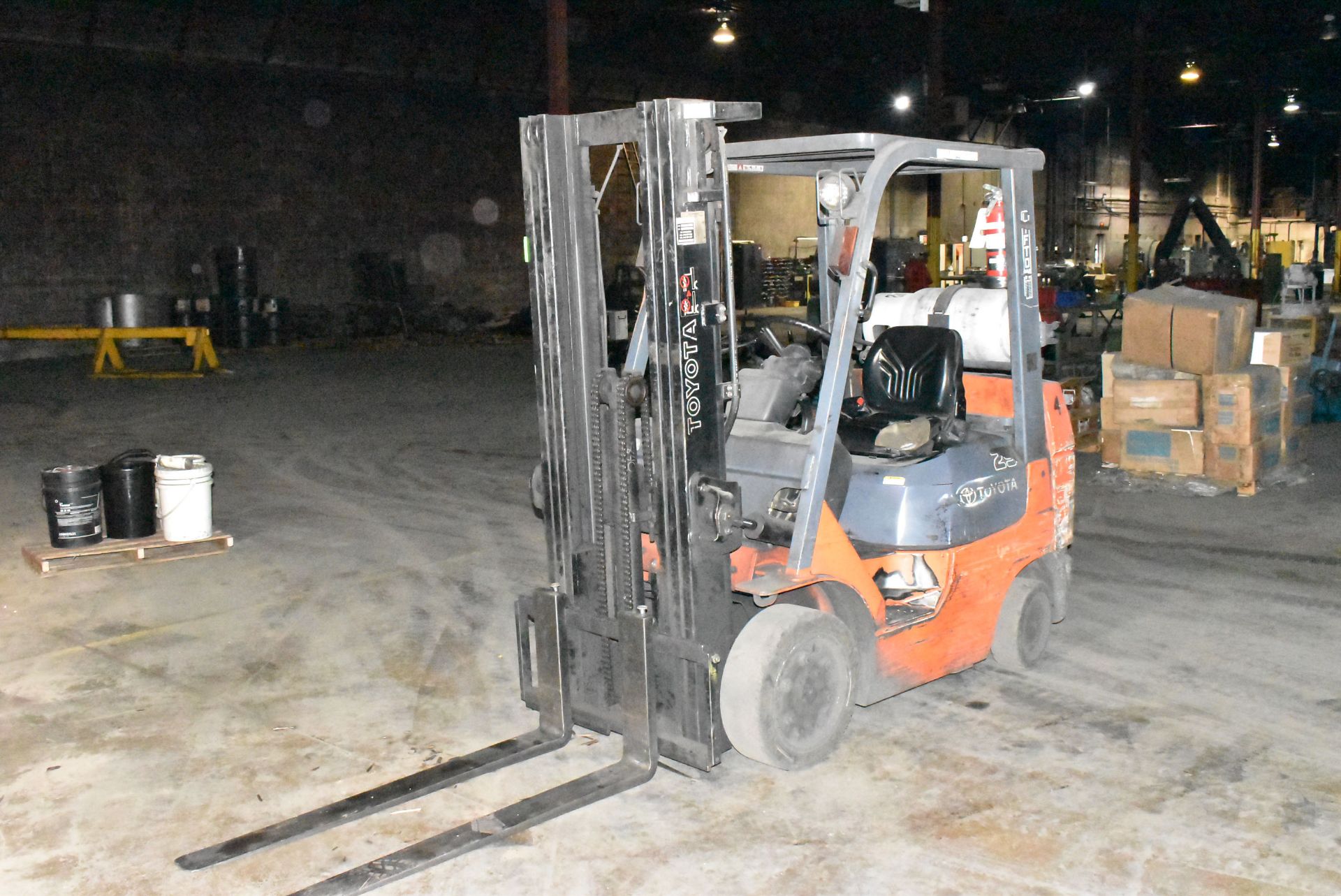 TOYOTA 7FGCU25 5,000LB CAPACITY LPG FORKLIFT WITH 189" MAX VERTICAL REACH, 3-STAGE MAST, SIDE SHIFT, - Image 3 of 7