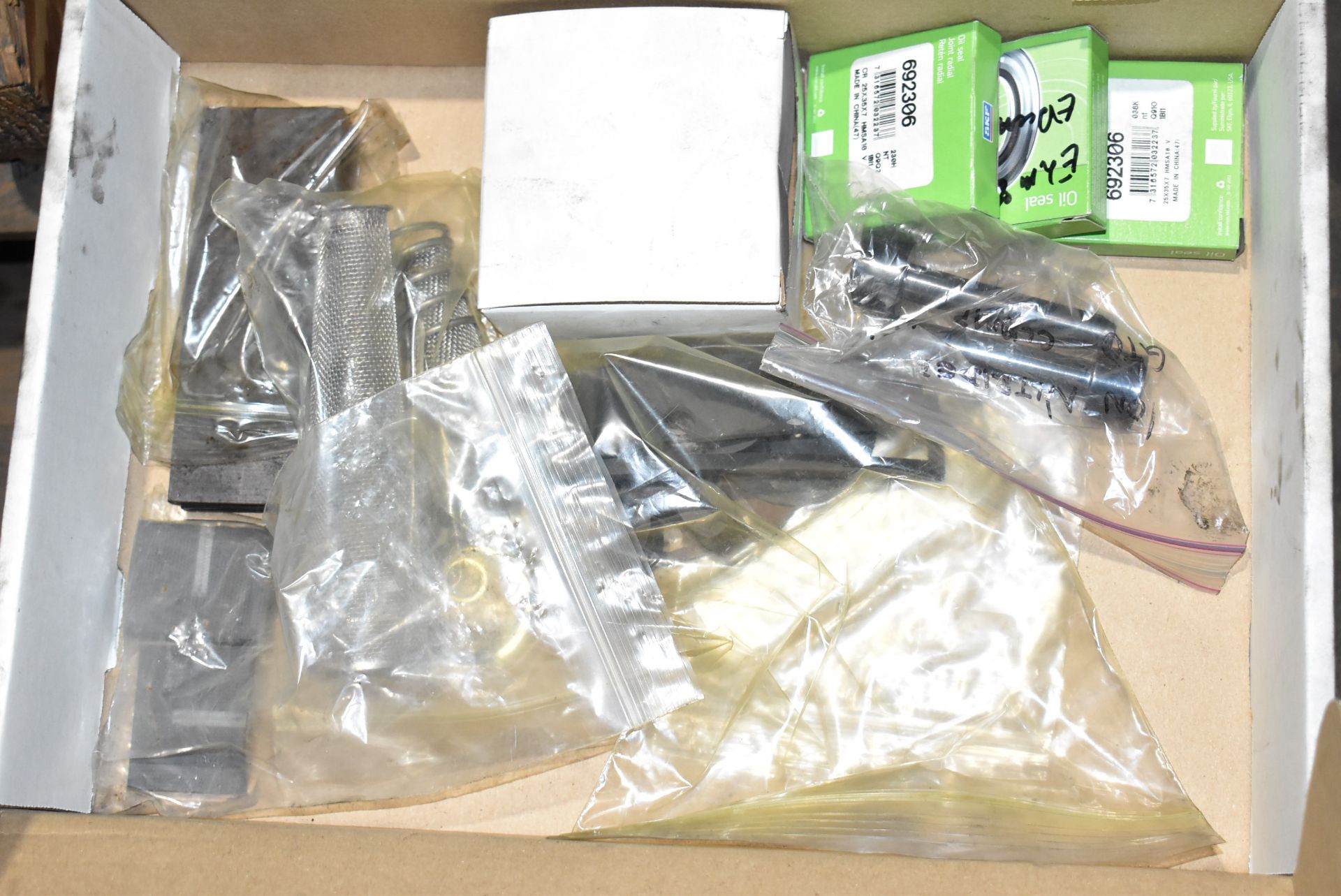 LOT/ VACUUM PUMP AND SPARE PARTS - Image 6 of 6