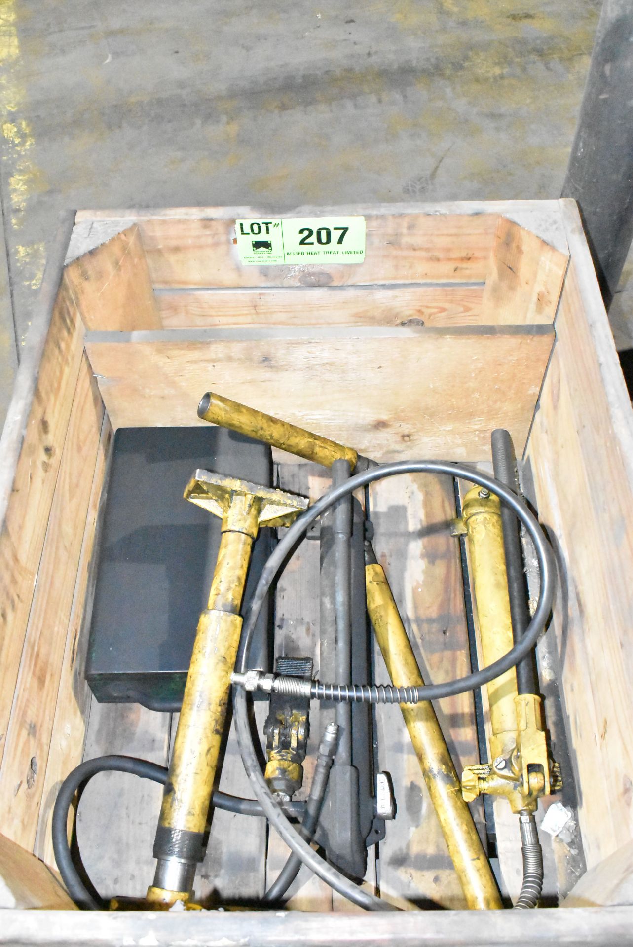 LOT/ HYDRAULIC HAND PUMPS AND CYLINDER