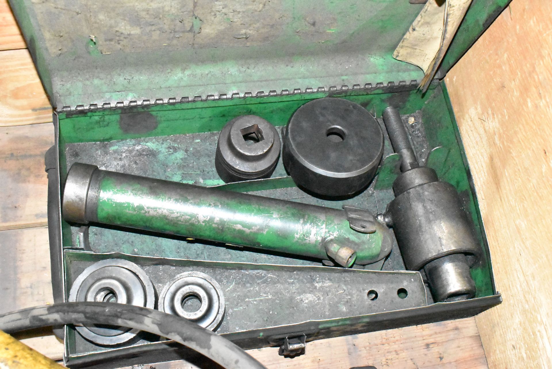 LOT/ HYDRAULIC HAND PUMPS AND CYLINDER - Image 4 of 4