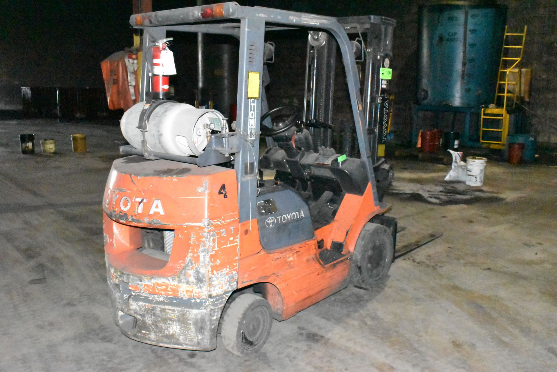 TOYOTA 7FGCU25 5,000LB CAPACITY LPG FORKLIFT WITH 189" MAX VERTICAL REACH, 3-STAGE MAST, SIDE SHIFT, - Image 5 of 7