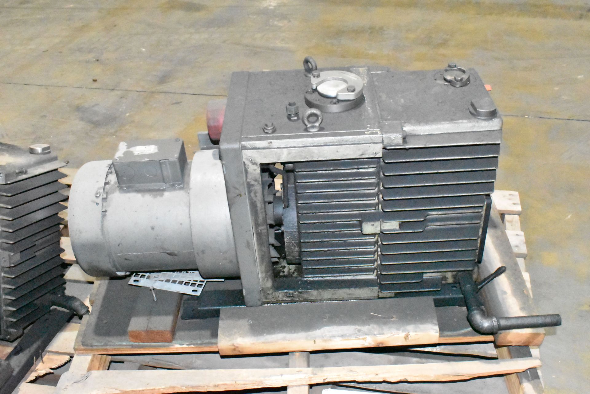 LOT/ VACUUM PUMP AND SPARE PARTS - Image 2 of 6