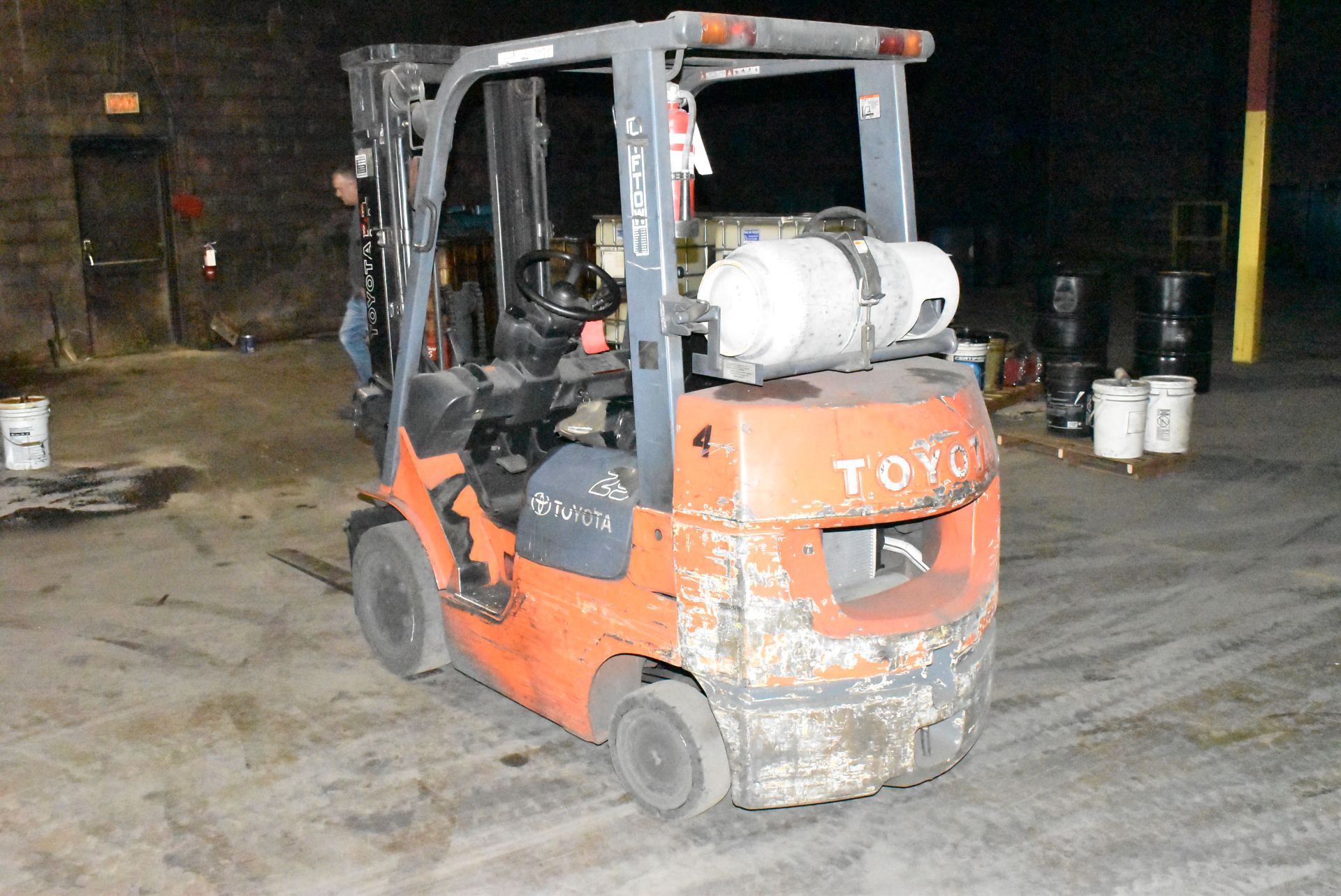 TOYOTA 7FGCU25 5,000LB CAPACITY LPG FORKLIFT WITH 189" MAX VERTICAL REACH, 3-STAGE MAST, SIDE SHIFT, - Image 4 of 7