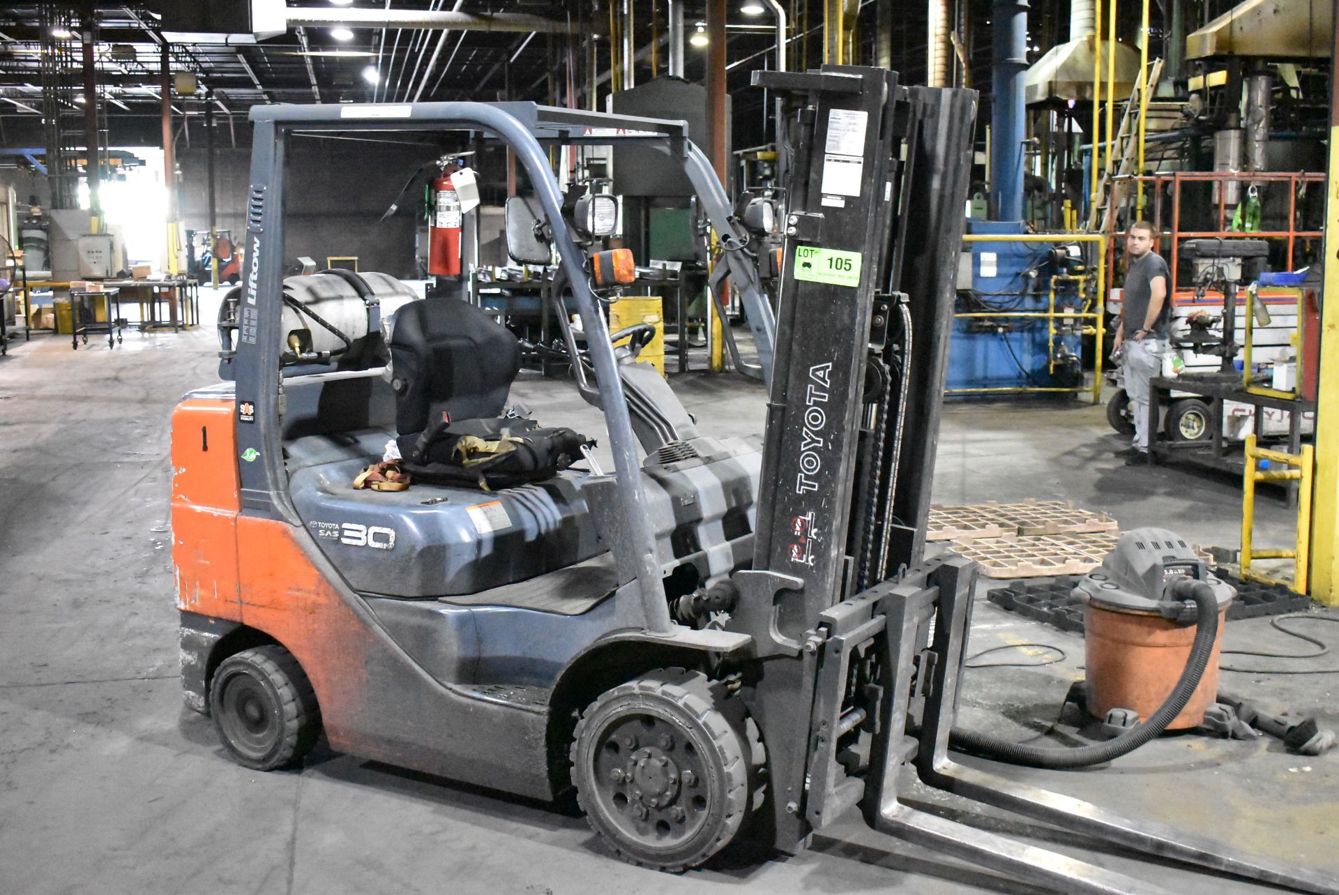 TOYOTA 8FGCU32 6,000LB CAPACITY LPG FORKLIFT WITH 131" MAX VERTICAL REACH, 3-STAGE MAST, SIDE SHIFT,