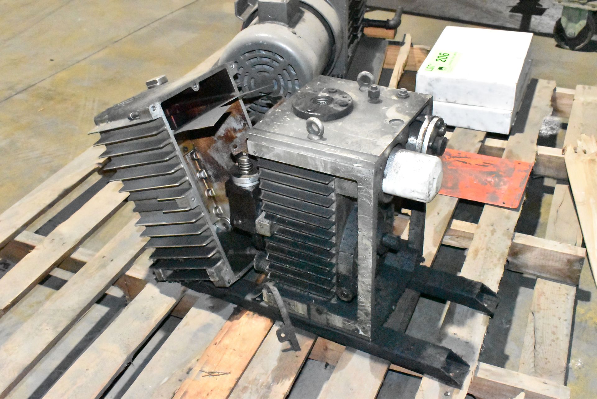 LOT/ VACUUM PUMP AND SPARE PARTS - Image 3 of 6