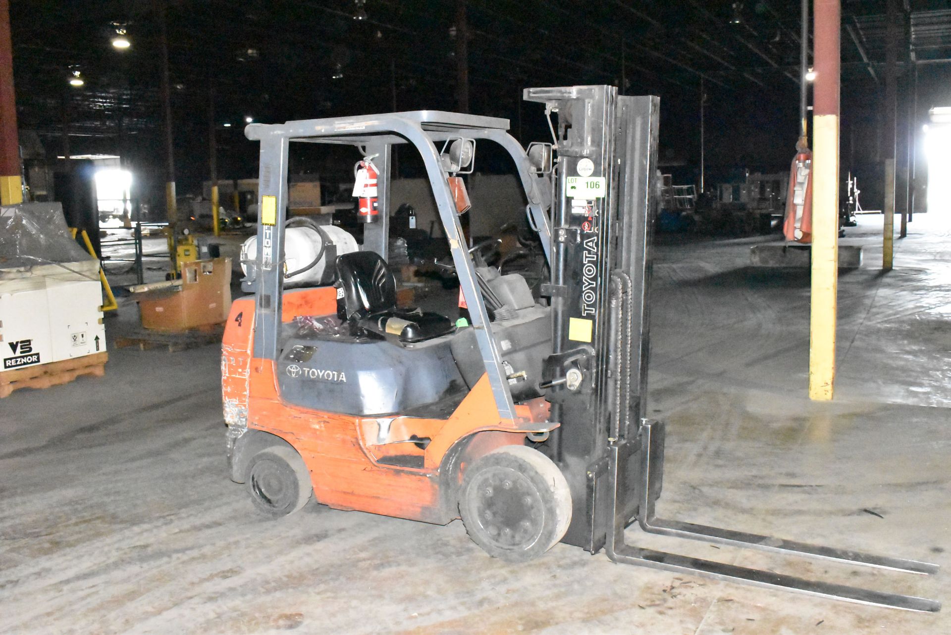 TOYOTA 7FGCU25 5,000LB CAPACITY LPG FORKLIFT WITH 189" MAX VERTICAL REACH, 3-STAGE MAST, SIDE SHIFT,