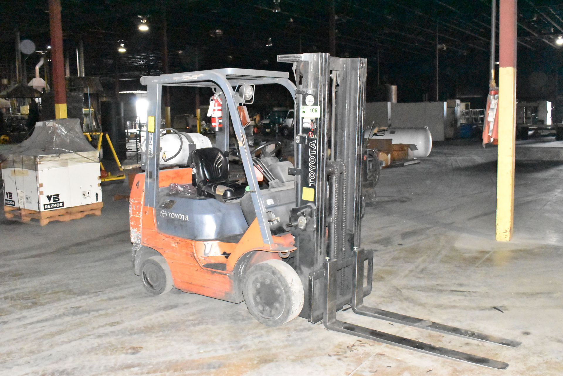 TOYOTA 7FGCU25 5,000LB CAPACITY LPG FORKLIFT WITH 189" MAX VERTICAL REACH, 3-STAGE MAST, SIDE SHIFT, - Image 2 of 7