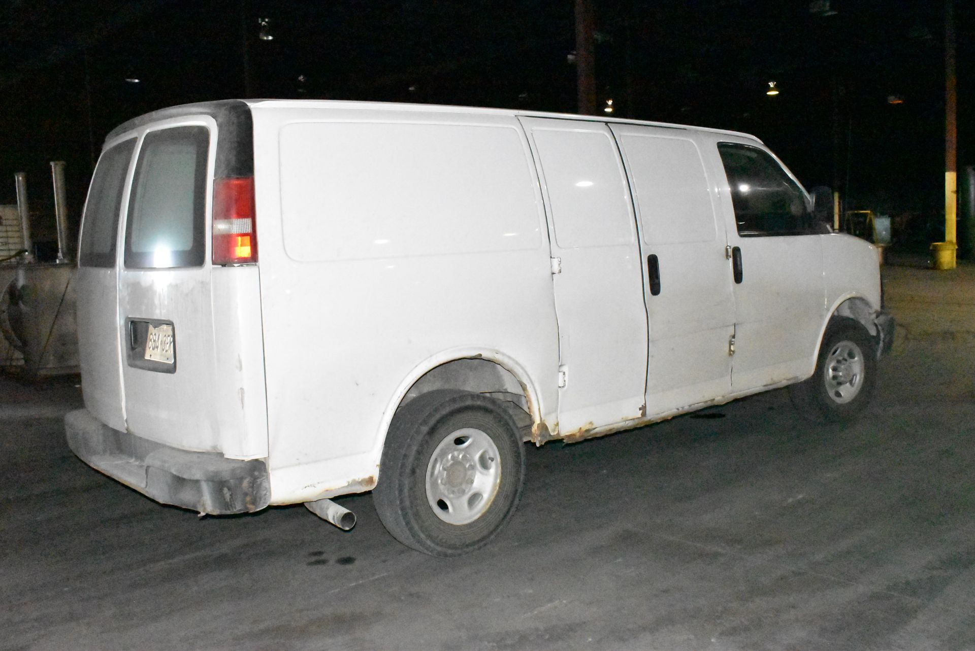CHEVROLET (2008) EXPRESS 2500 CARGO VAN WITH 4.8 LITER V8 GAS ENGINE, AUTO, RWD, APPROX 556,000 KM - Image 4 of 12