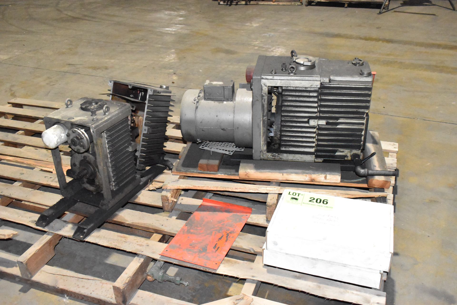 LOT/ VACUUM PUMP AND SPARE PARTS