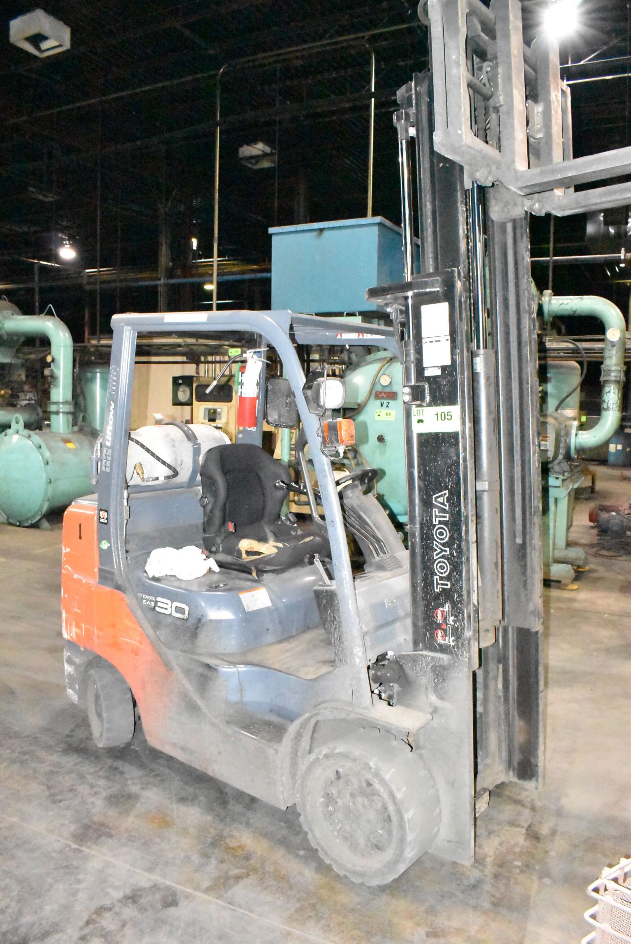 TOYOTA 8FGCU32 6,000LB CAPACITY LPG FORKLIFT WITH 131" MAX VERTICAL REACH, 3-STAGE MAST, SIDE SHIFT, - Image 2 of 5