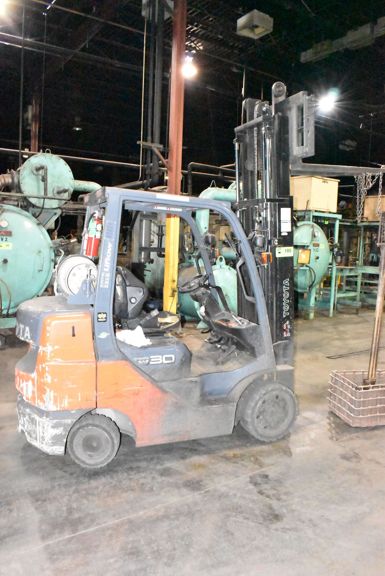 TOYOTA 8FGCU32 6,000LB CAPACITY LPG FORKLIFT WITH 131" MAX VERTICAL REACH, 3-STAGE MAST, SIDE SHIFT, - Image 3 of 5