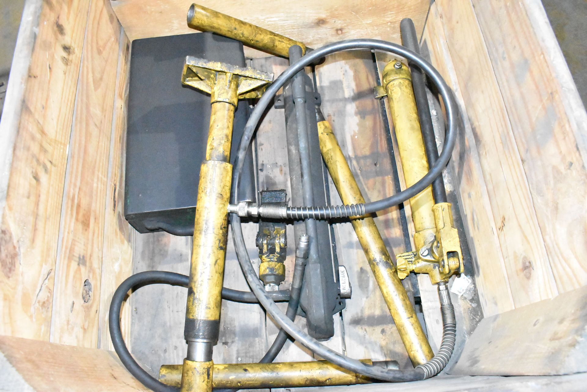 LOT/ HYDRAULIC HAND PUMPS AND CYLINDER - Image 2 of 4