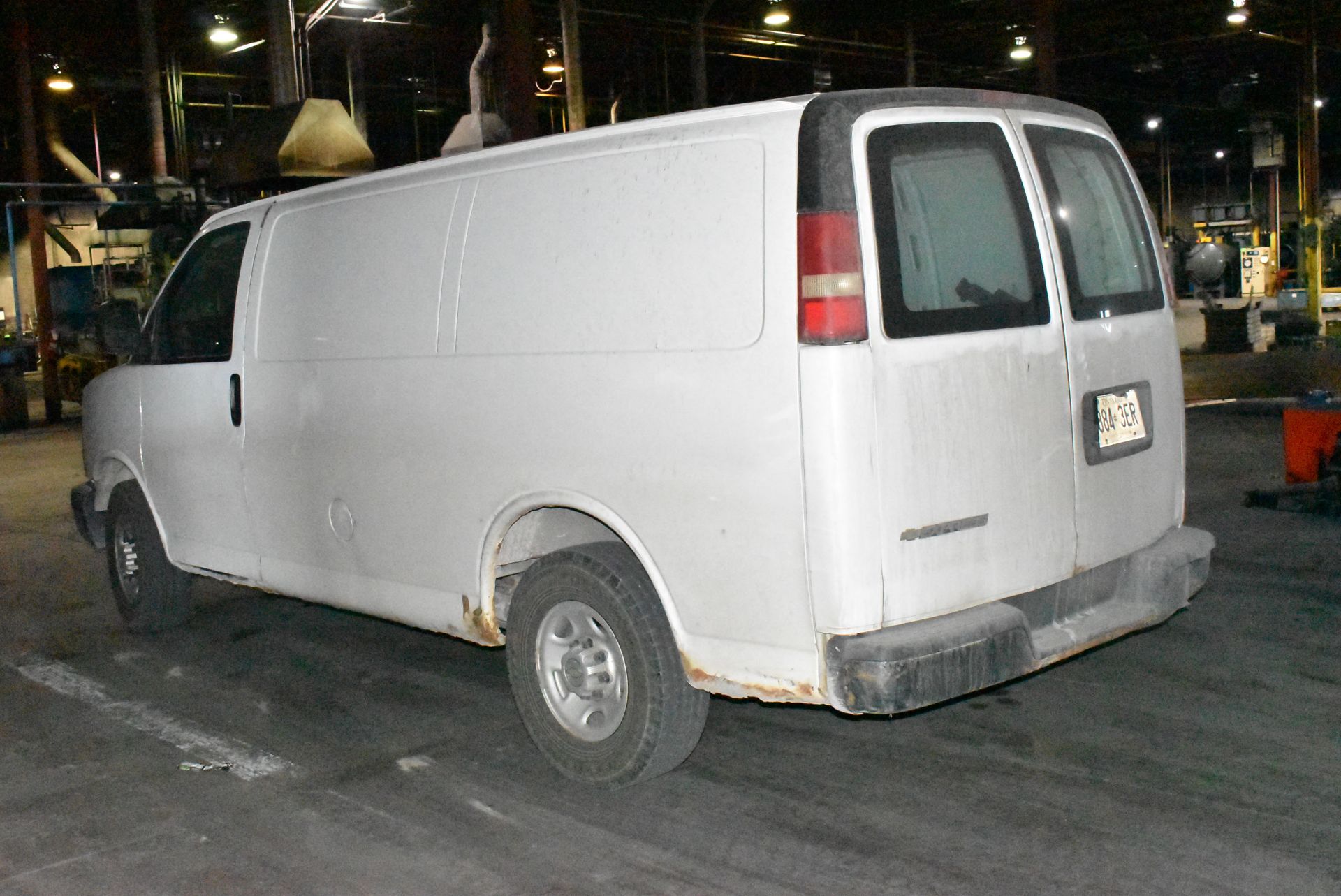 CHEVROLET (2008) EXPRESS 2500 CARGO VAN WITH 4.8 LITER V8 GAS ENGINE, AUTO, RWD, APPROX 556,000 KM - Image 2 of 12