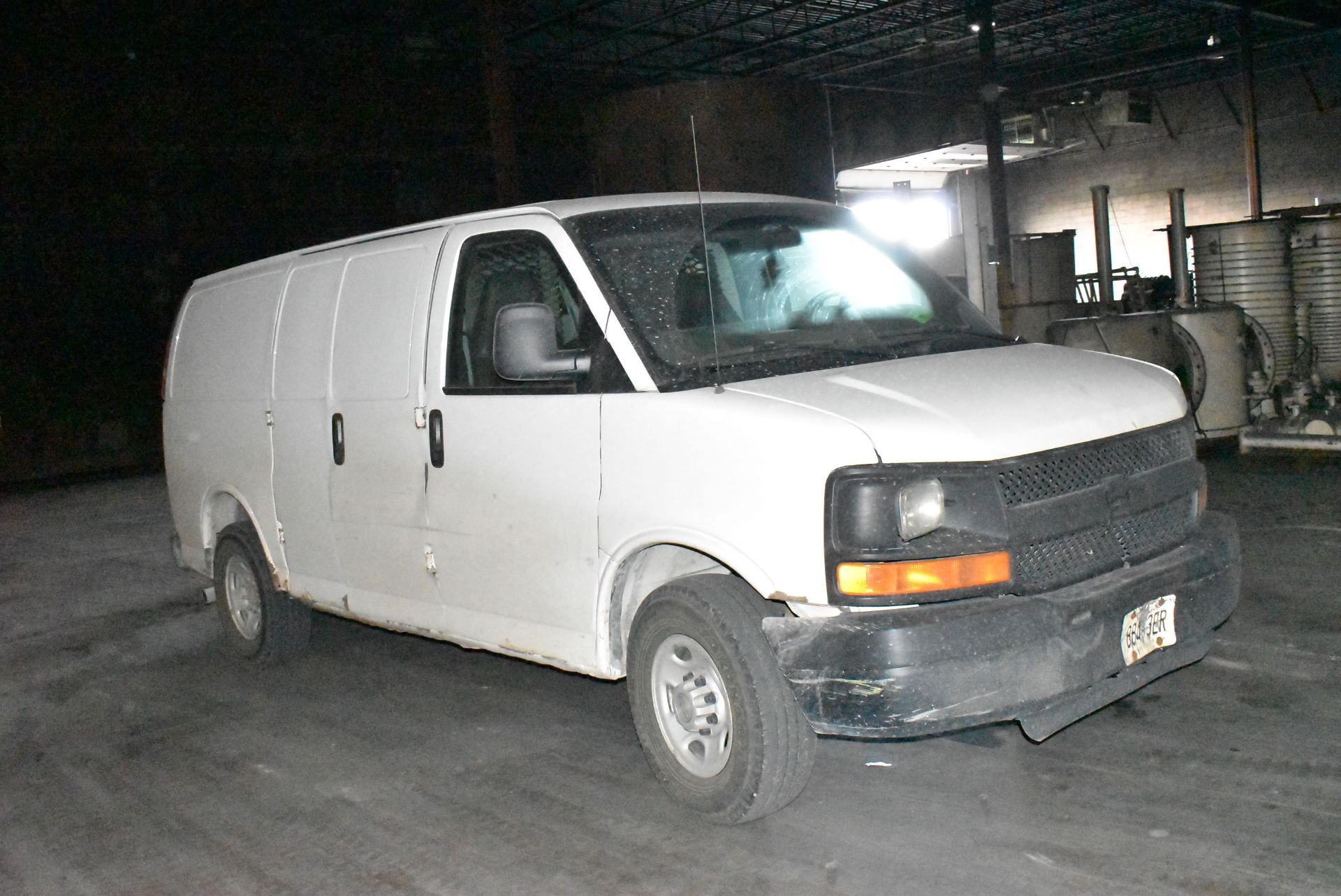 CHEVROLET (2008) EXPRESS 2500 CARGO VAN WITH 4.8 LITER V8 GAS ENGINE, AUTO, RWD, APPROX 556,000 KM - Image 5 of 12