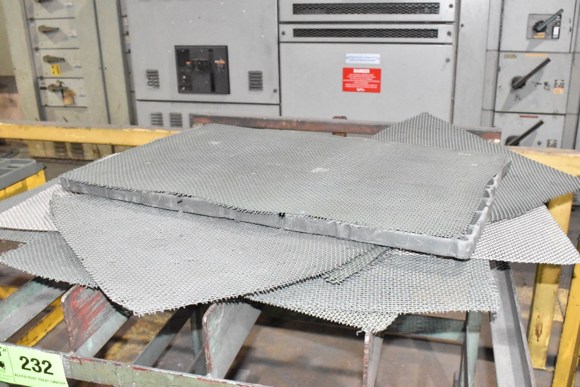 PARTS LOADING STATION WITH 36”X24”X1.25” ALLOY TRAY - Image 2 of 2