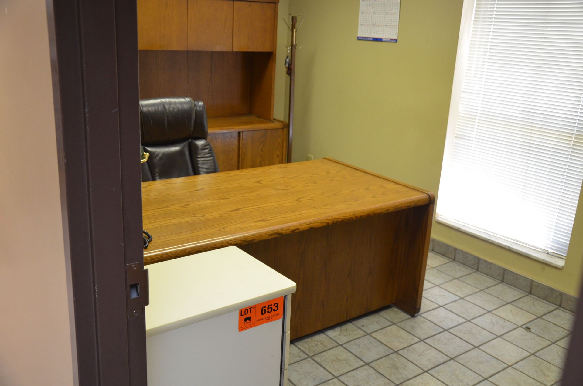 LOT/ OFFICE FURNITURE