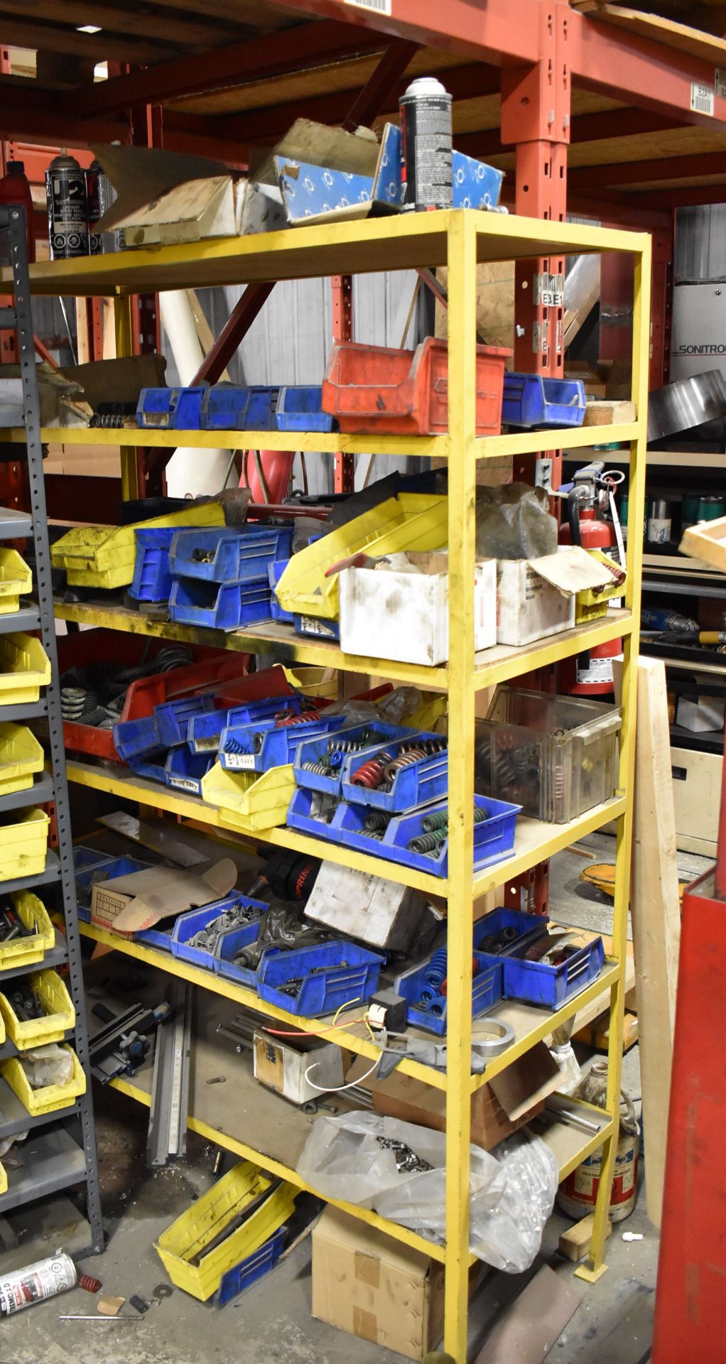 LOT/ ROLLING TOOLBOX WITH CONTENTS CONSISTING OF HAND TOOLS AND HARDWARE - Image 4 of 8