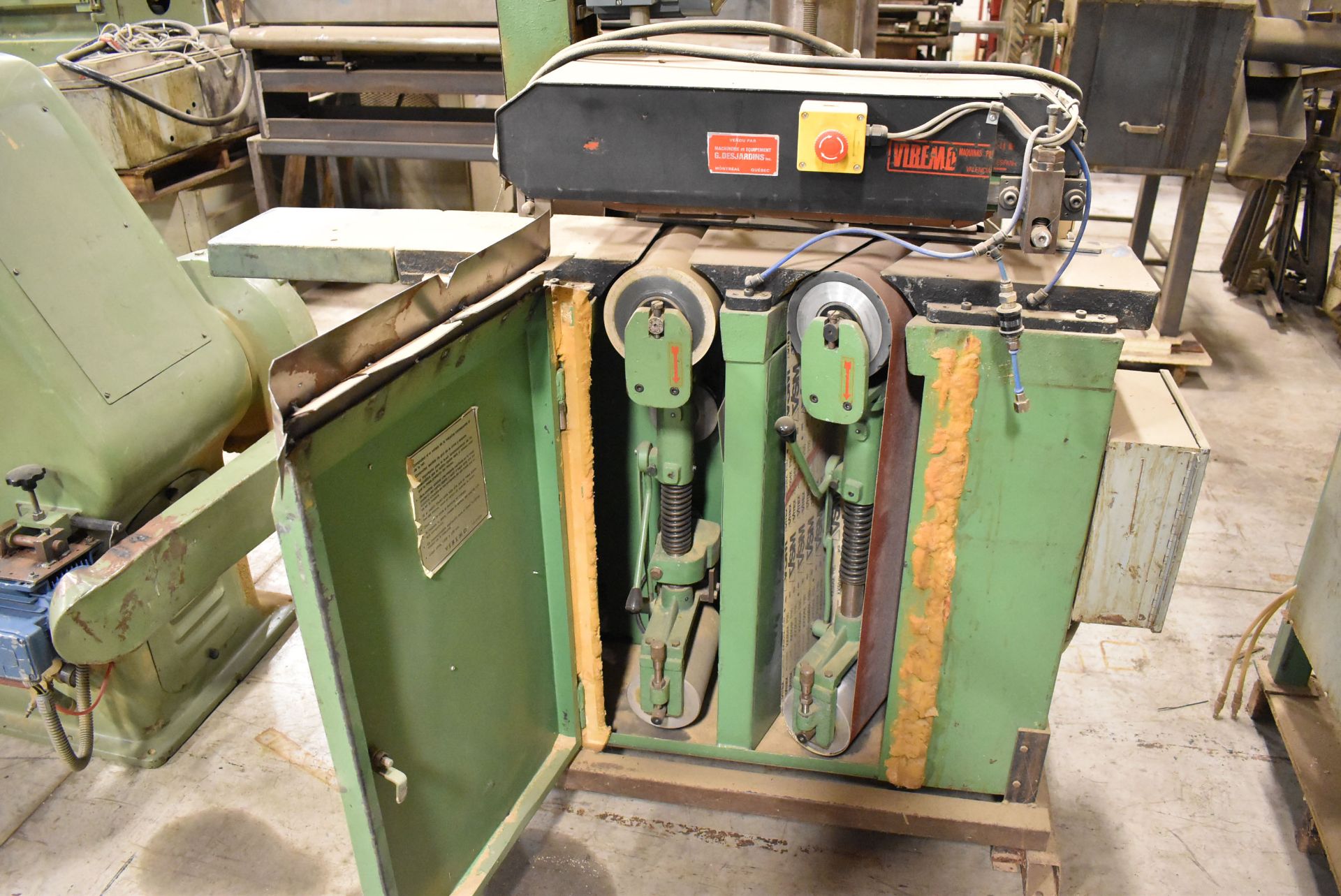 VIBEMO D-81 DUAL HEAD SANDING MACHINE WITH FEEDER, S/N: N/A [RIGGING FEE FOR LOT #73 - $60 CDN - Image 4 of 4